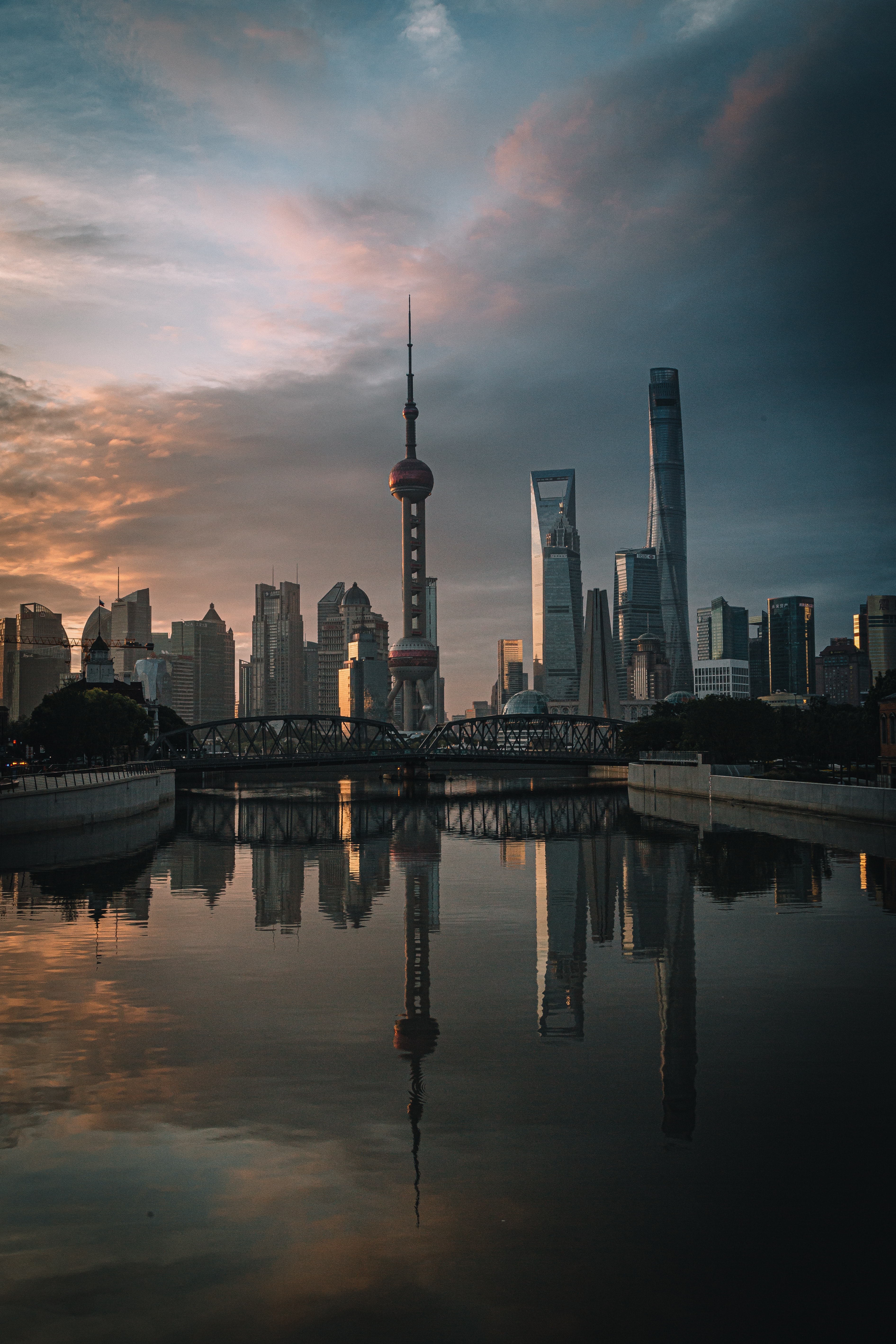 4K Cityscape Buildings Cool River Reflection Wallpapers