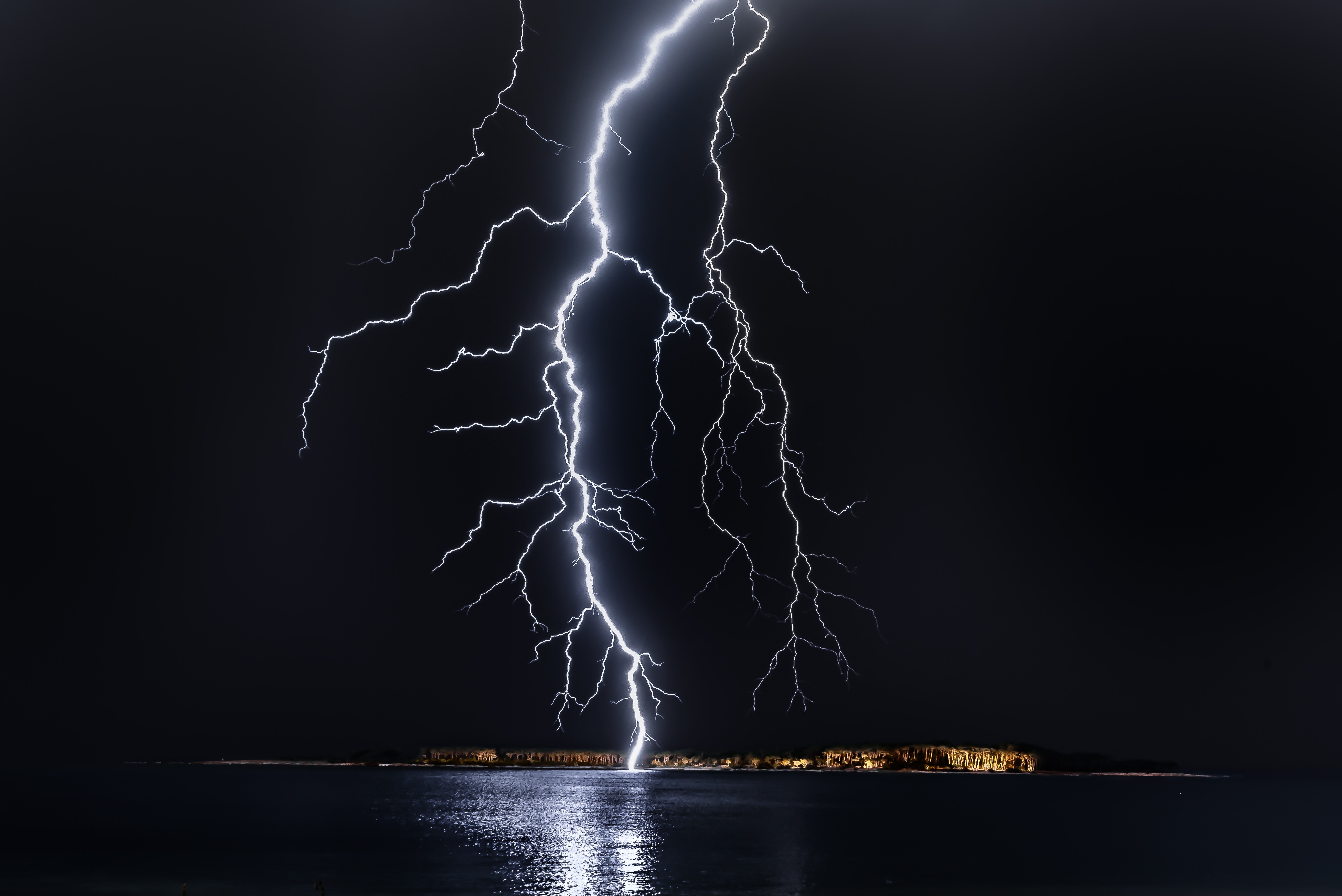 4K Ultra Hd Lightning Phone Wallpapers