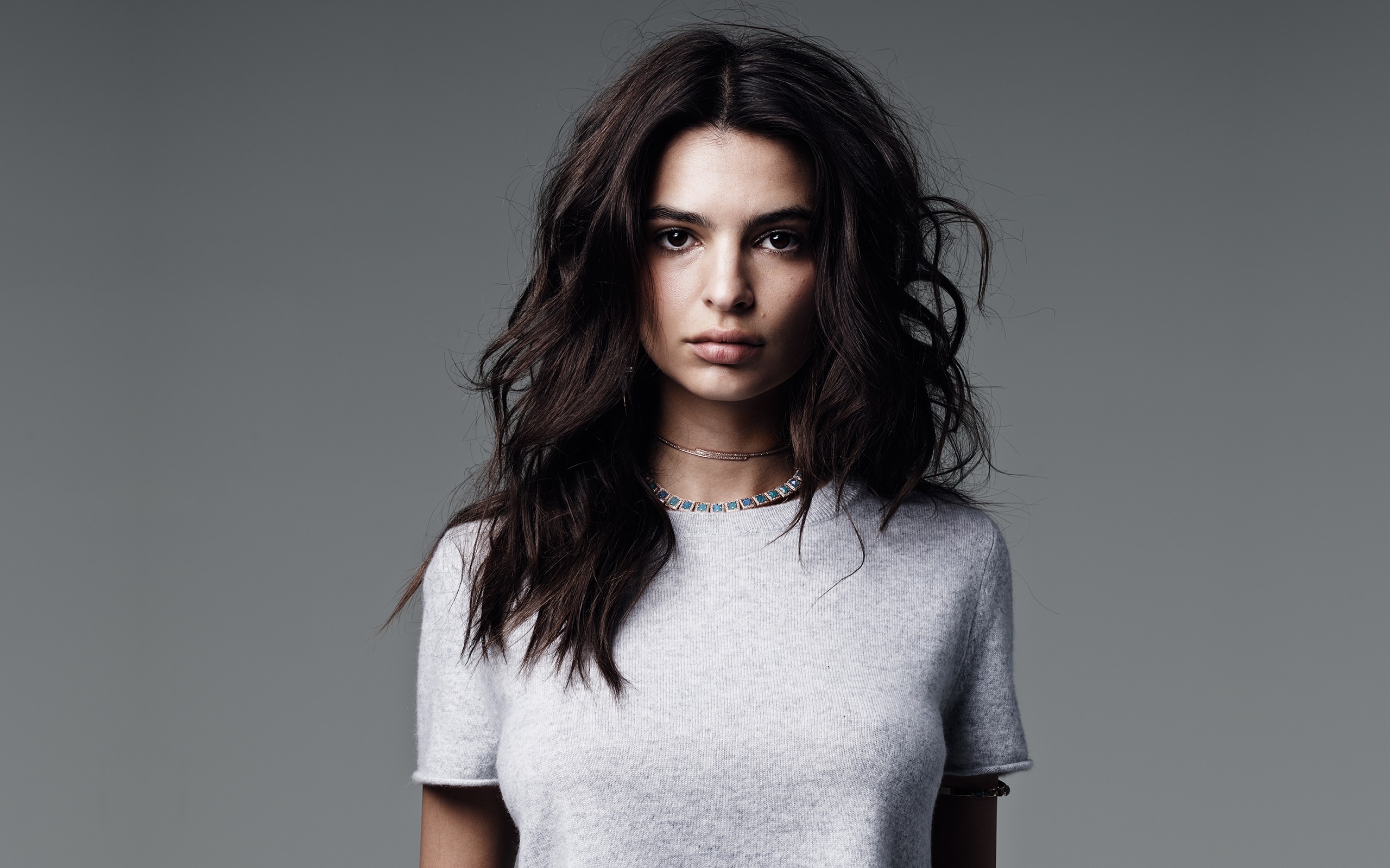 5K Emily Ratajkowski image Wallpapers