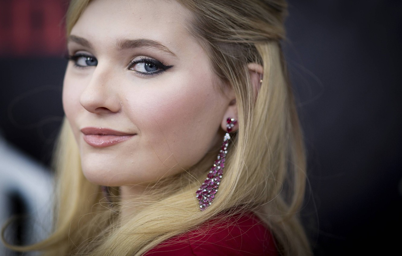 Abigail Breslin Wallpapers