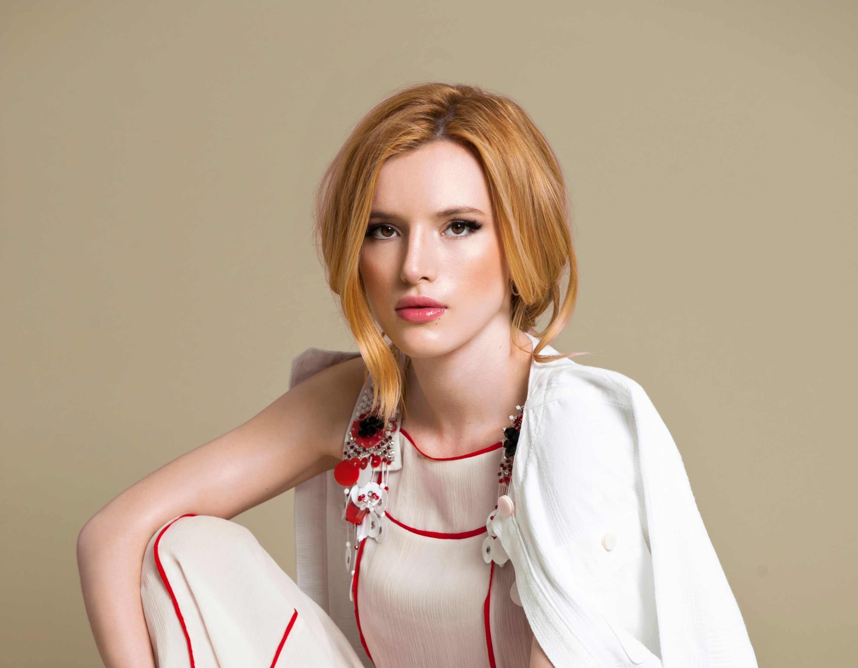 Actress Bella Thorne Beautiful Face Wallpapers