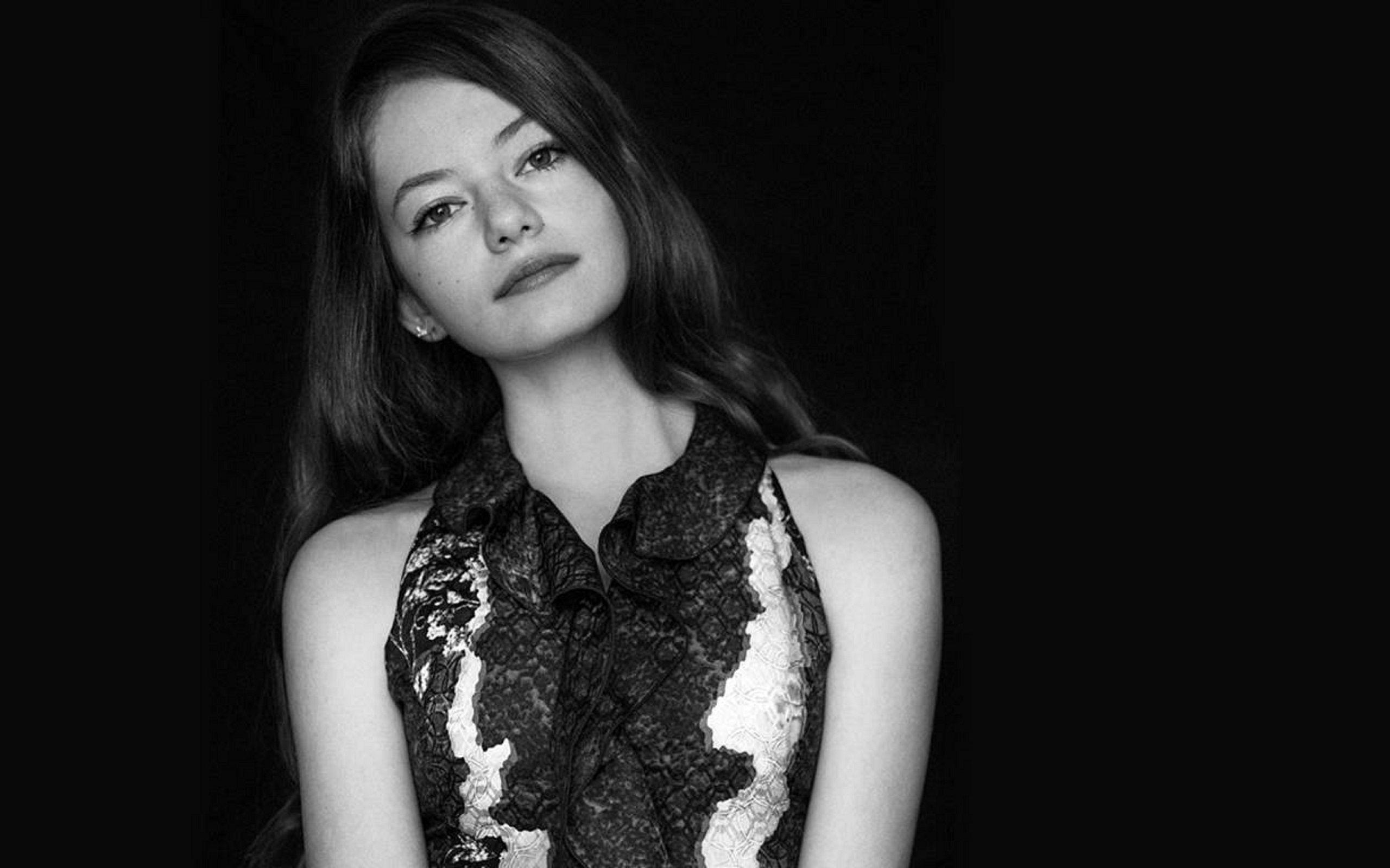 Actress Mackenzie Foy Beautiful Photoshoot Wallpapers