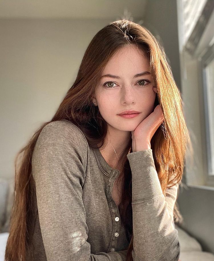 Actress Mackenzie Foy Beautiful Photoshoot Wallpapers