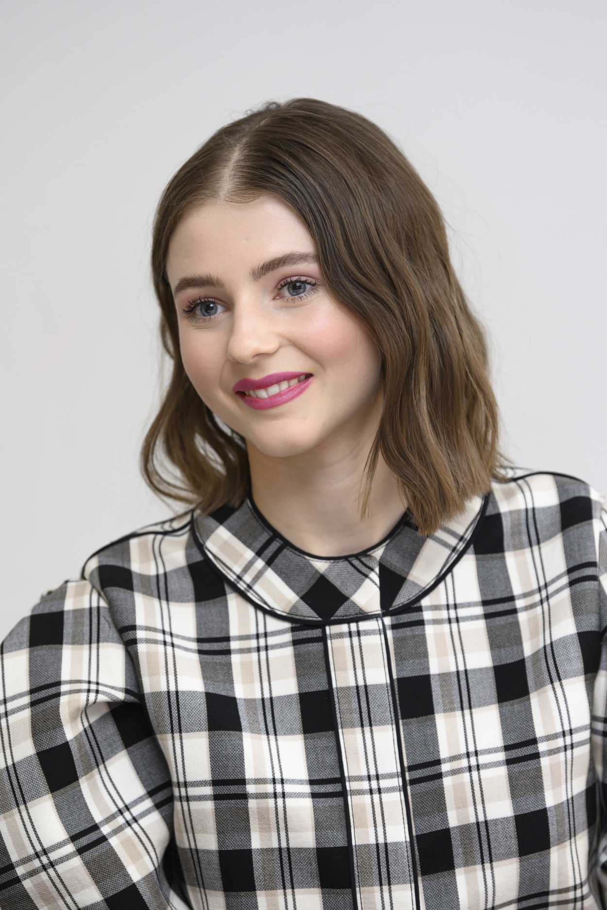 Actress Thomasin McKenzie 2020 Wallpapers