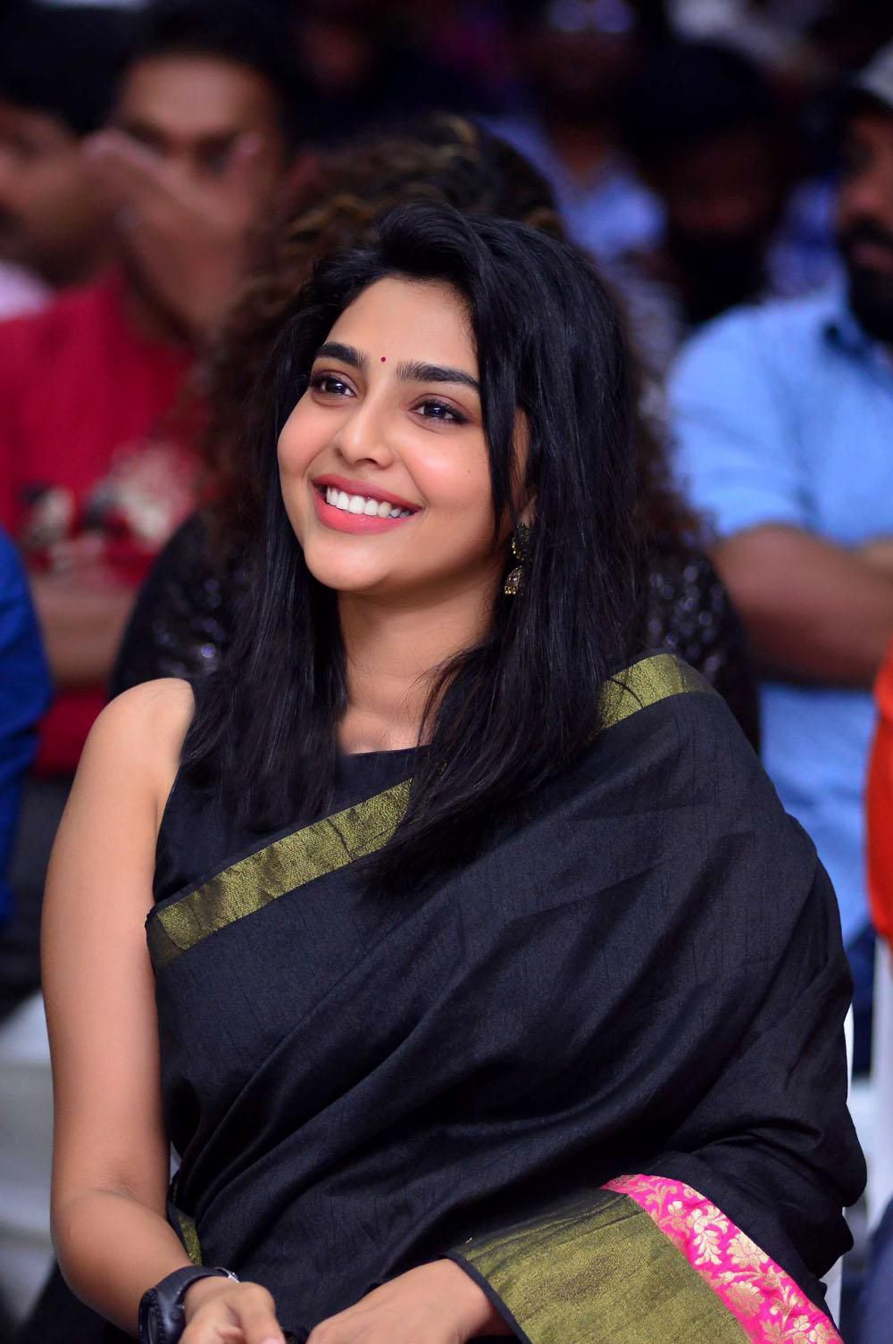 Aishwarya Lekshmi Hot Wallpapers