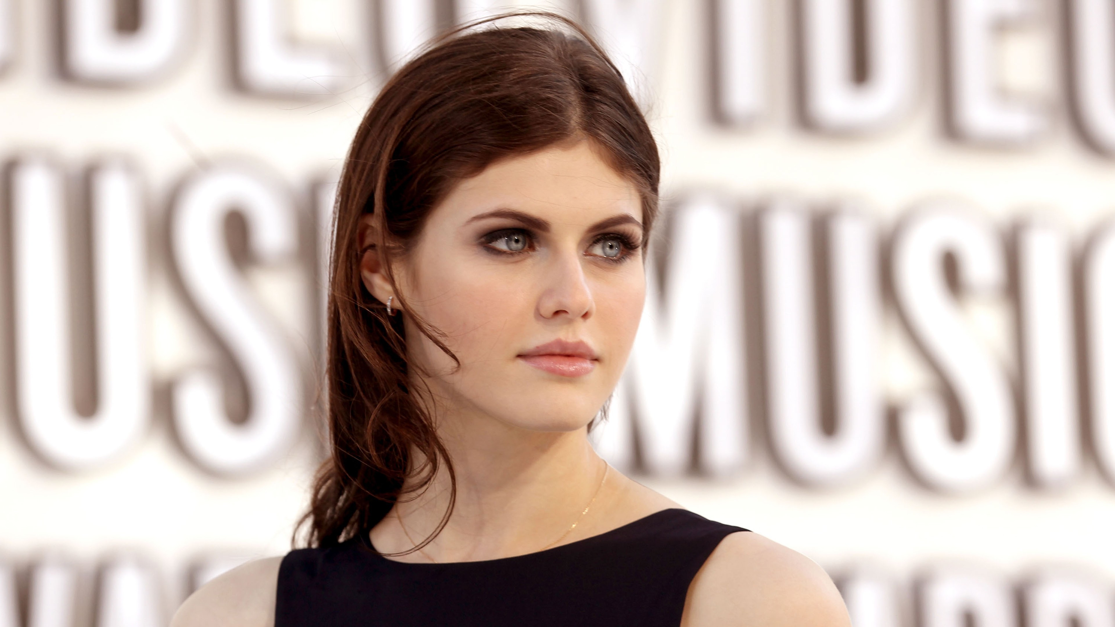 Alexandra Daddario AOL 2018 Portrait Wallpapers