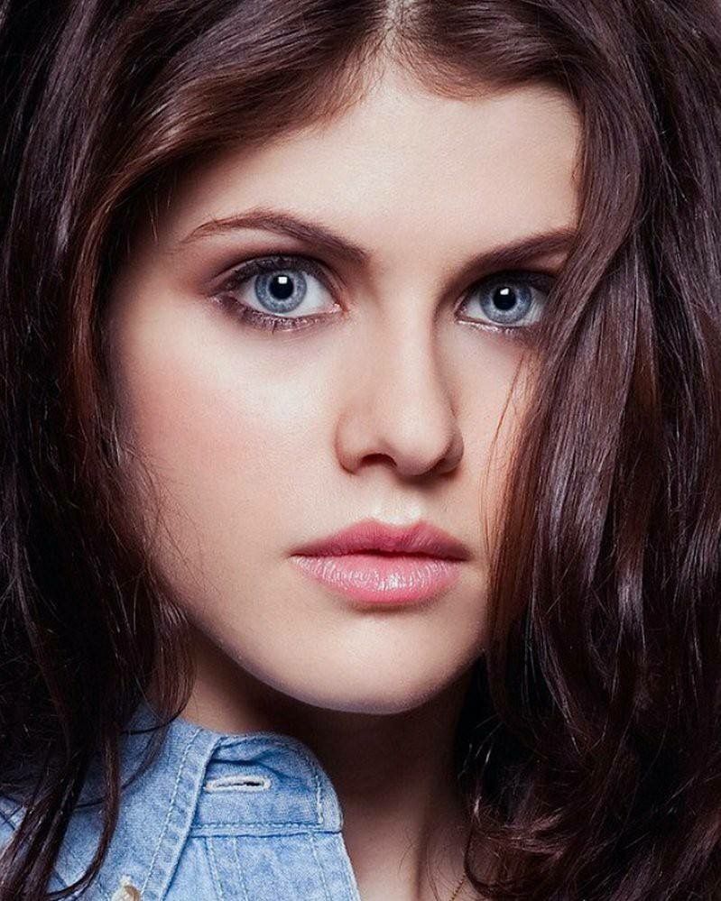 Alexandra Daddario Face Close Up Wallpapers