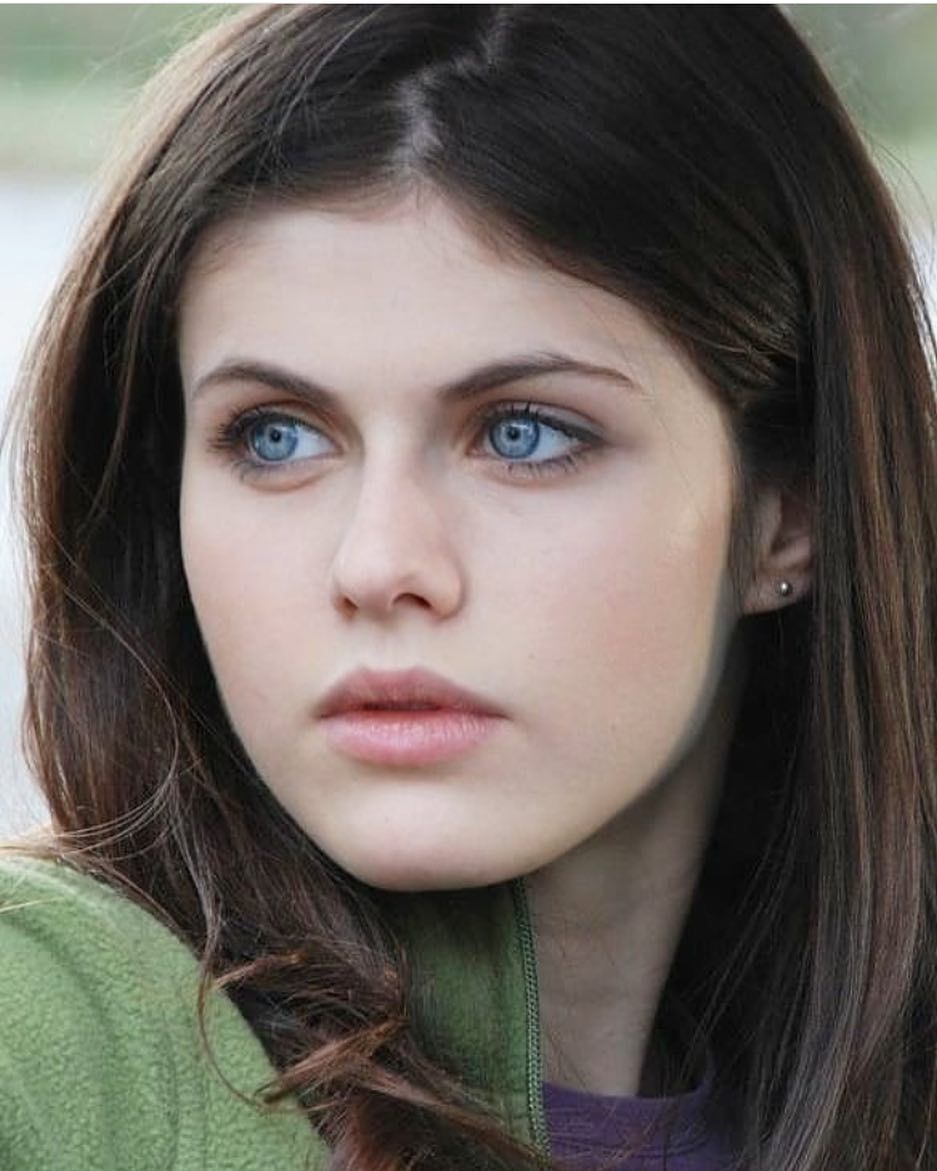 Alexandra Daddario Face Close Up Wallpapers