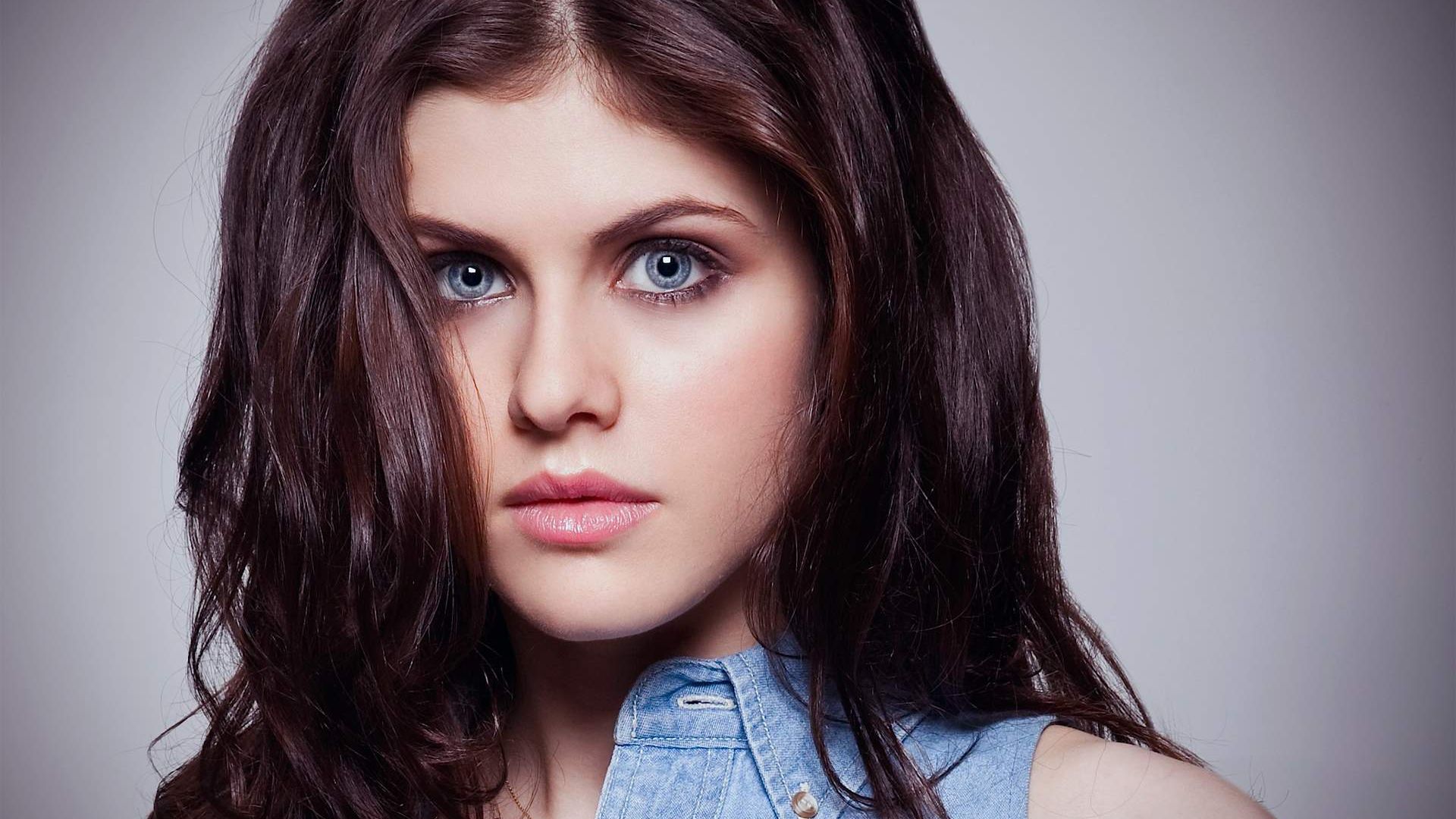 Alexandra Daddario Face Close Up Wallpapers