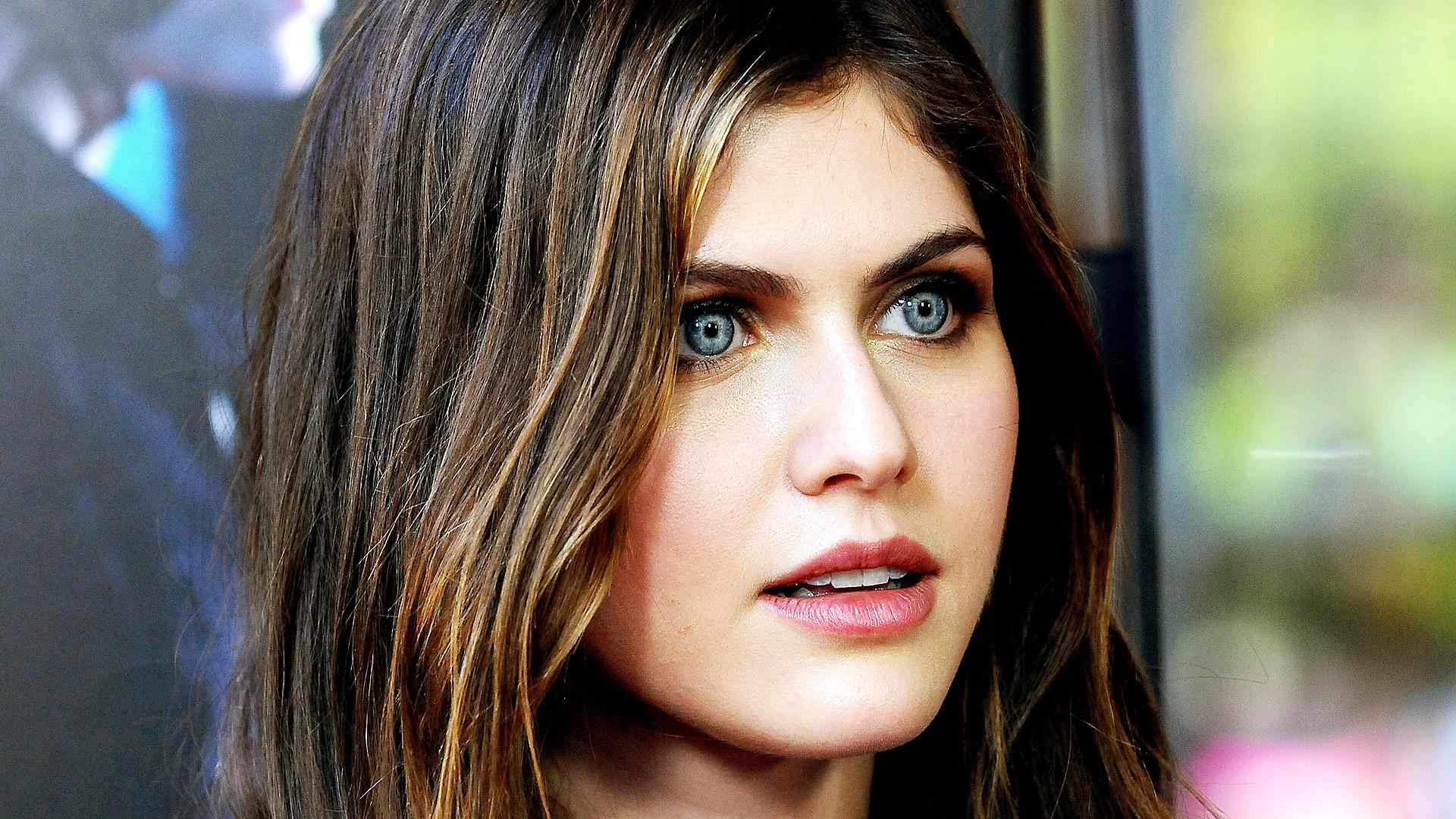 Alexandra Daddario Face Close Up Wallpapers