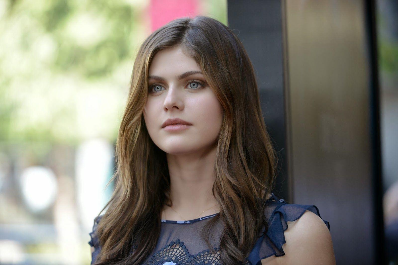 Alexandra Daddario In Car Wallpapers