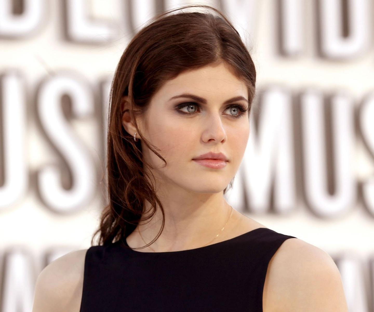 Alexandra Daddario In Car Wallpapers