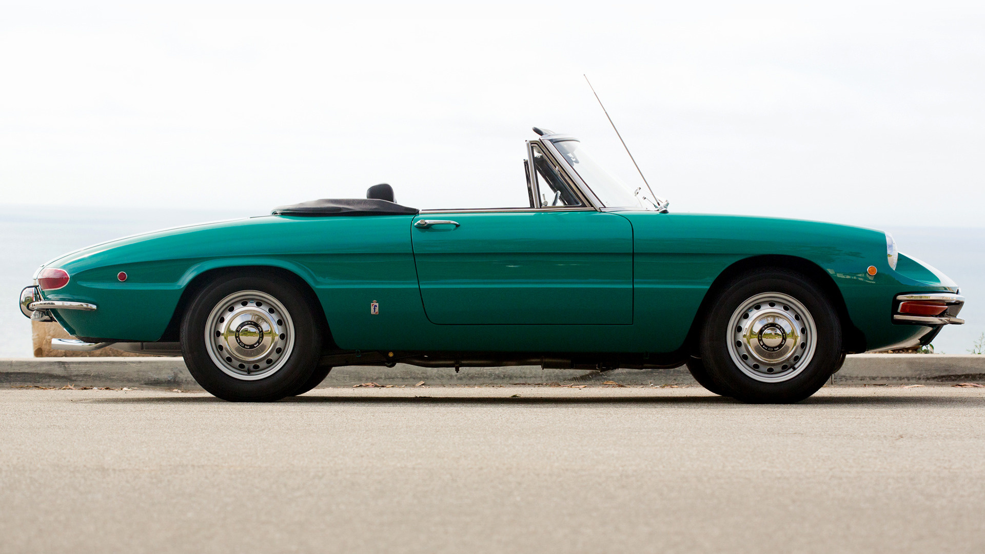 Alfa Romeo 1750 Spider Veloce Wallpapers