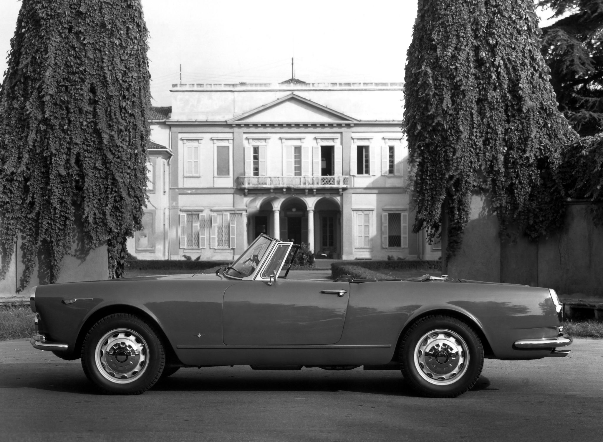 Alfa Romeo 2600 Spider Wallpapers