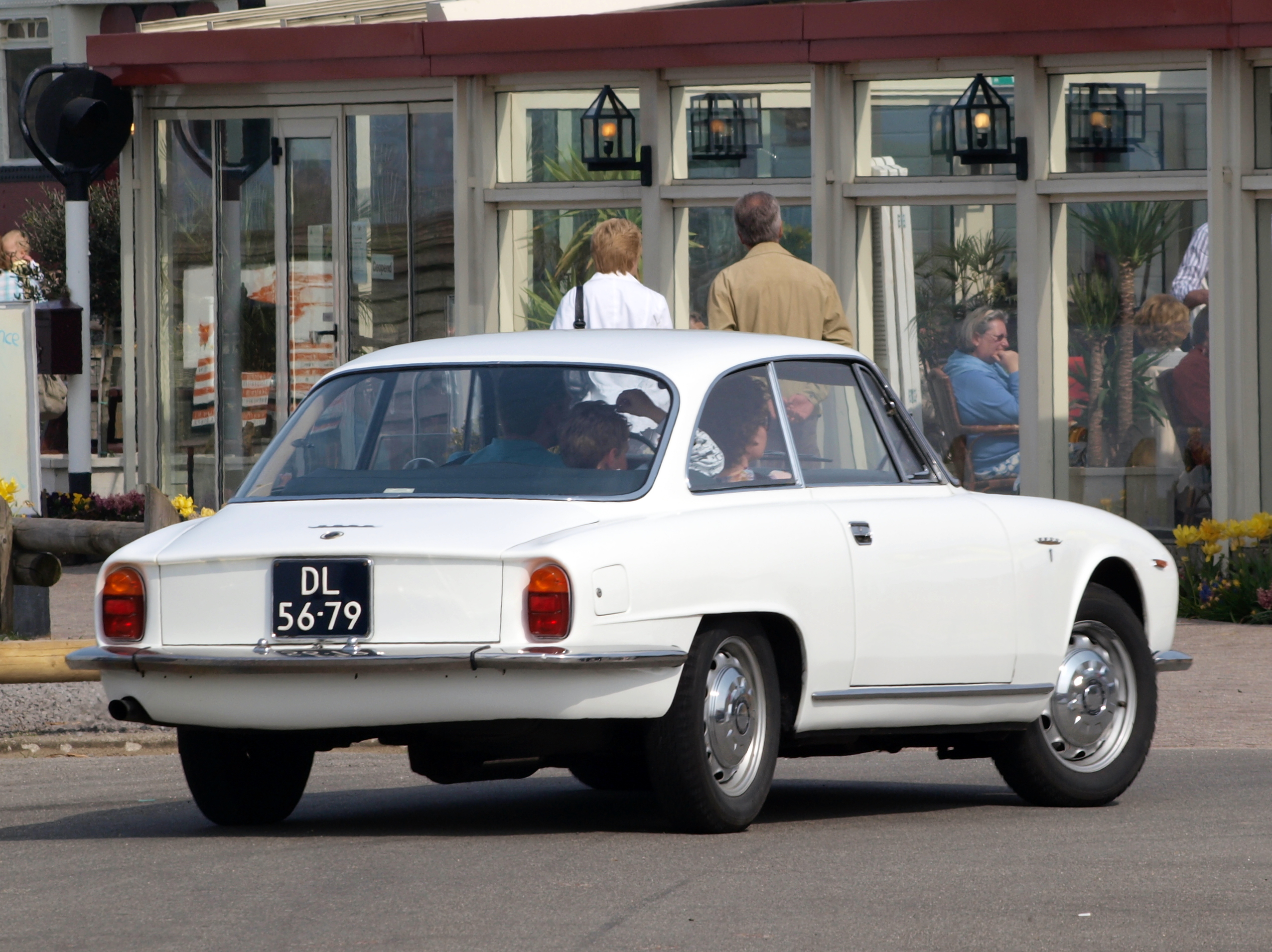 Alfa Romeo 2600 Spider Wallpapers