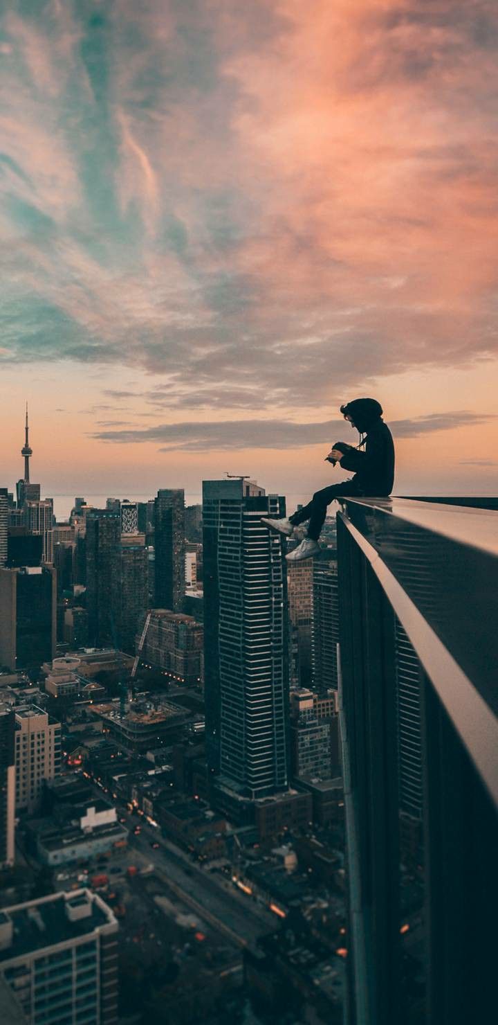 Alone In Cityscape Minimal Wallpapers