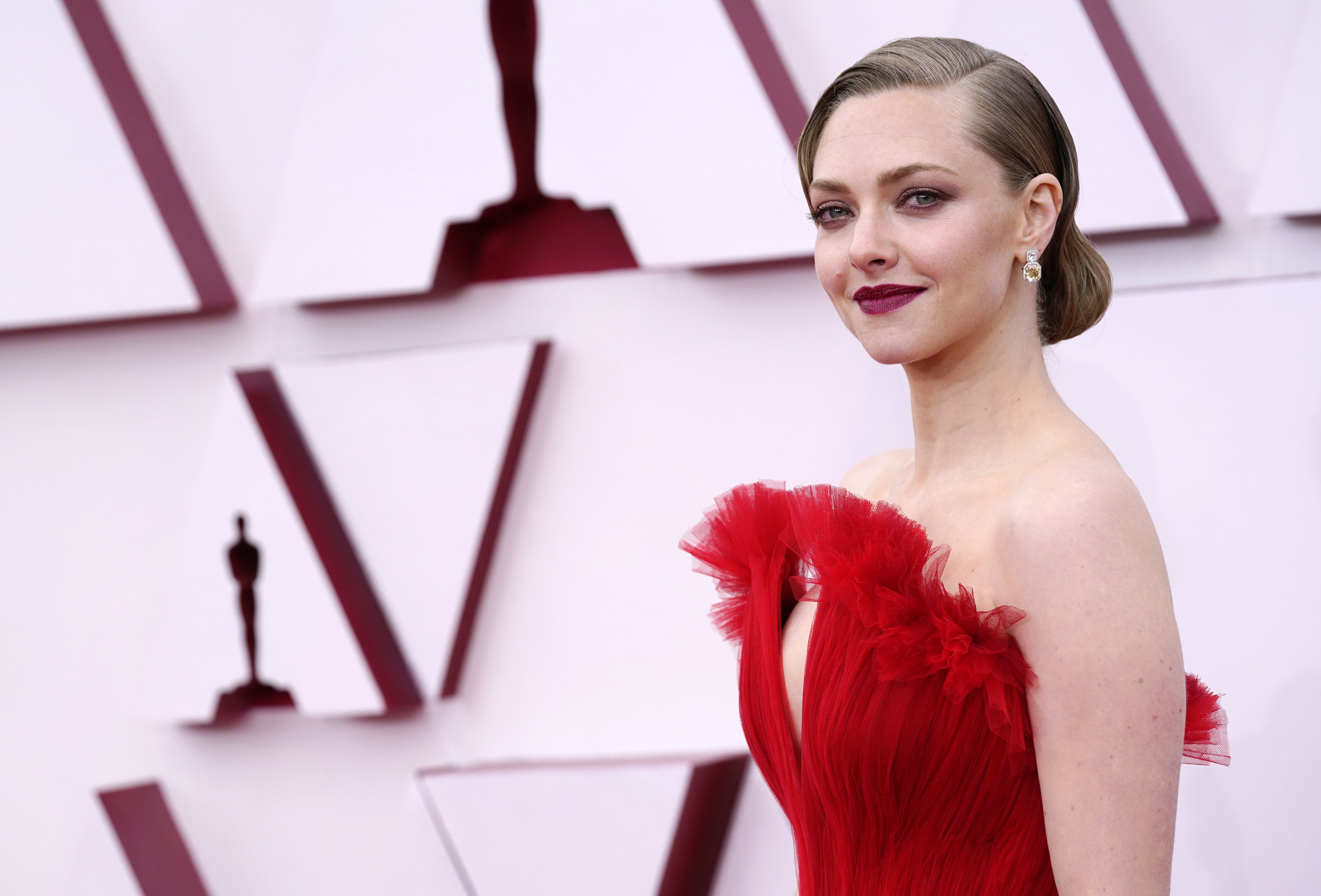 Amanda Seyfried Actress 2021 Wallpapers