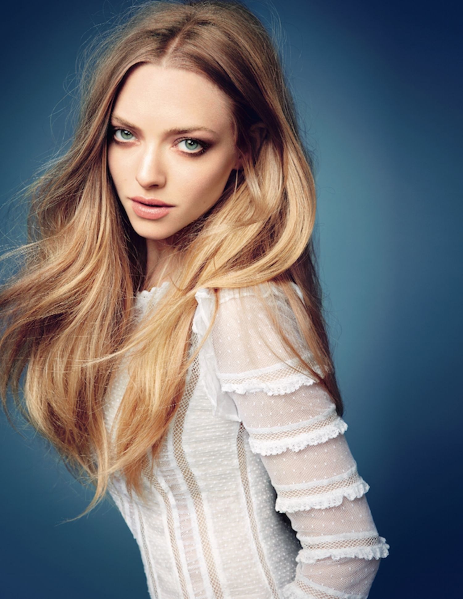 Amanda Seyfried Cute Wallpapers