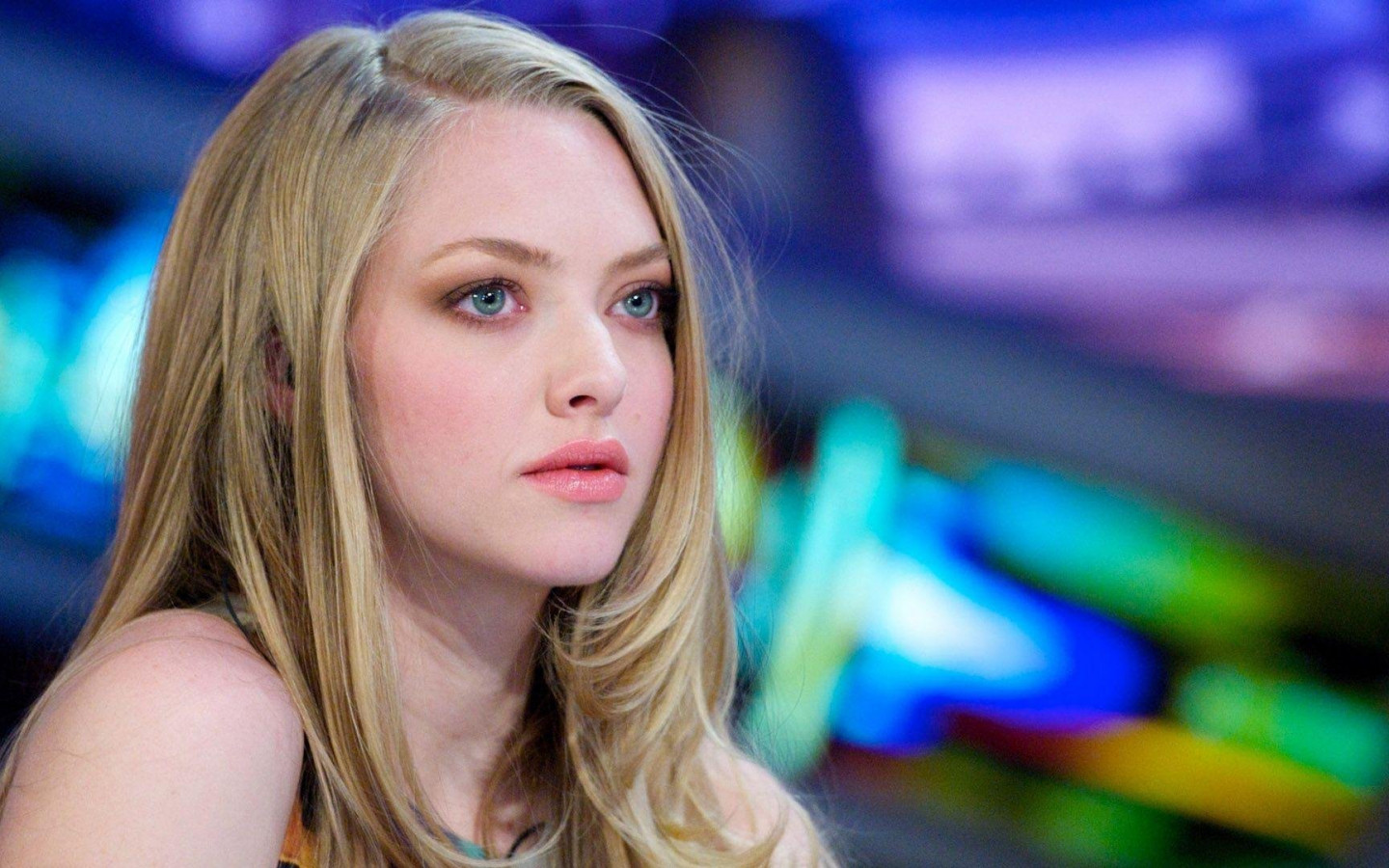 Amanda Seyfried Cute Wallpapers