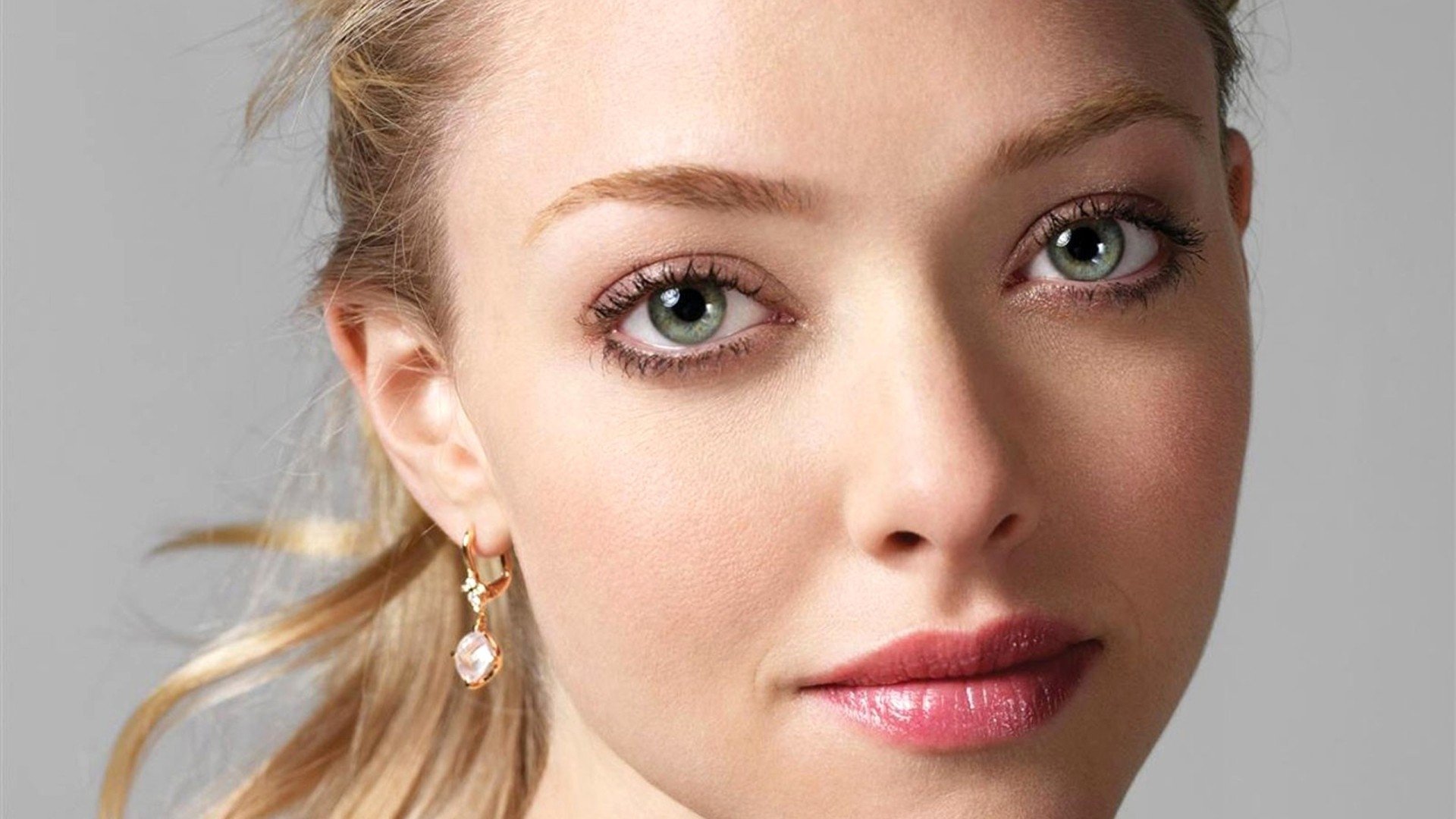 Amanda Seyfried Face Wallpapers