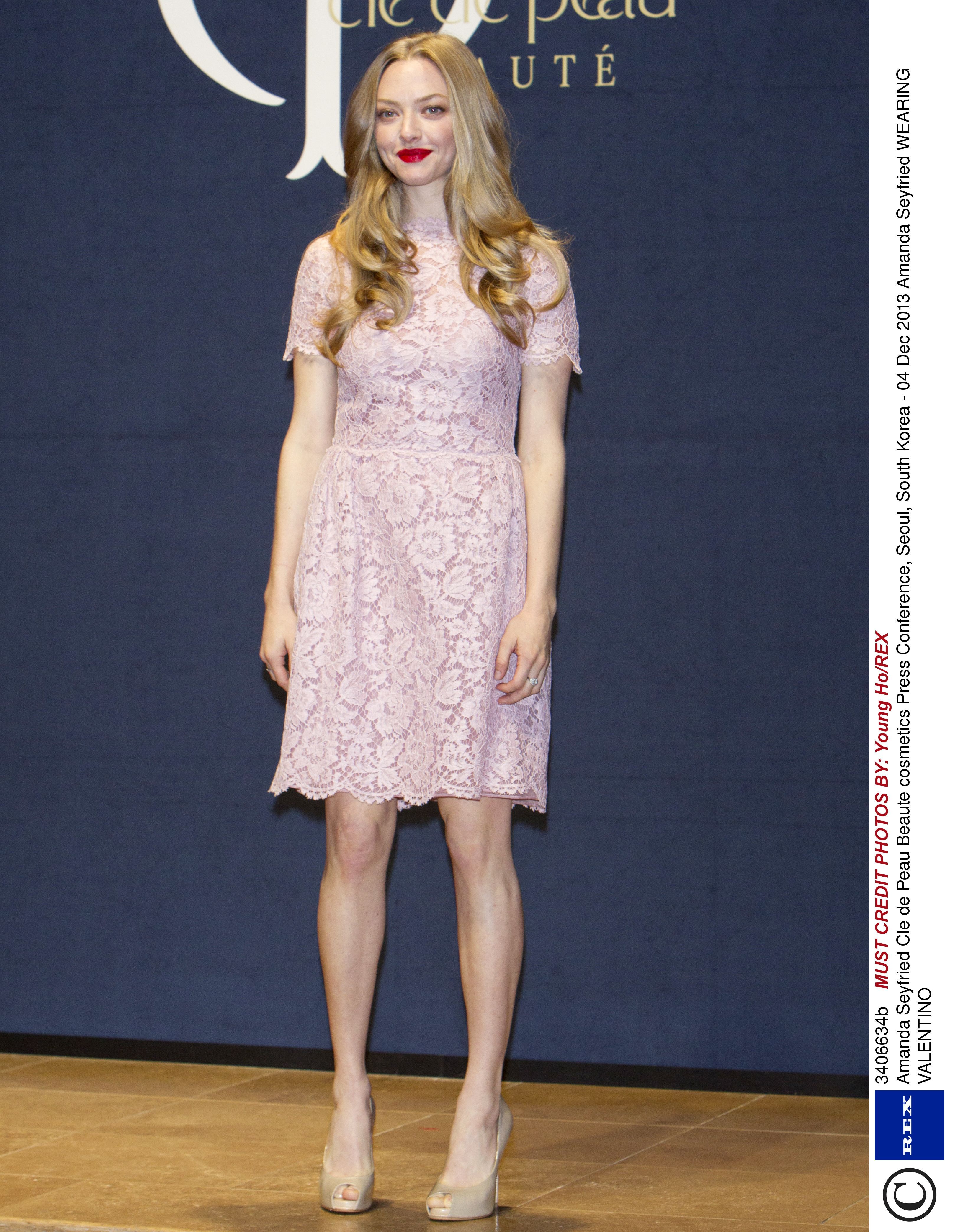 Amanda Seyfried Pink Dress Wallpapers