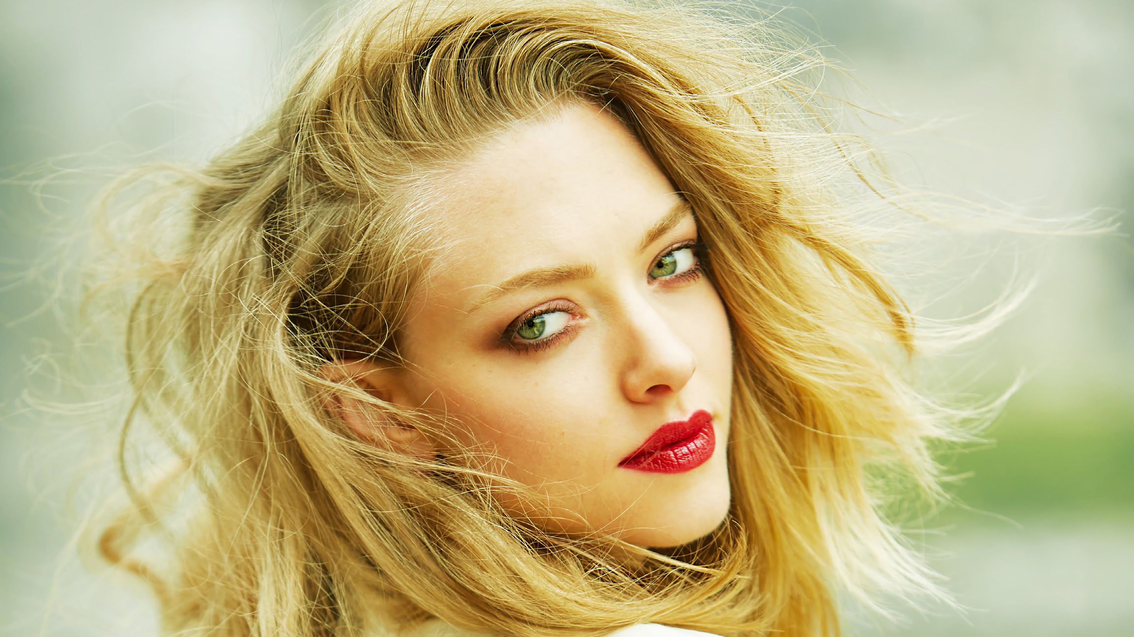 Amanda Seyfried Portrait Wallpapers