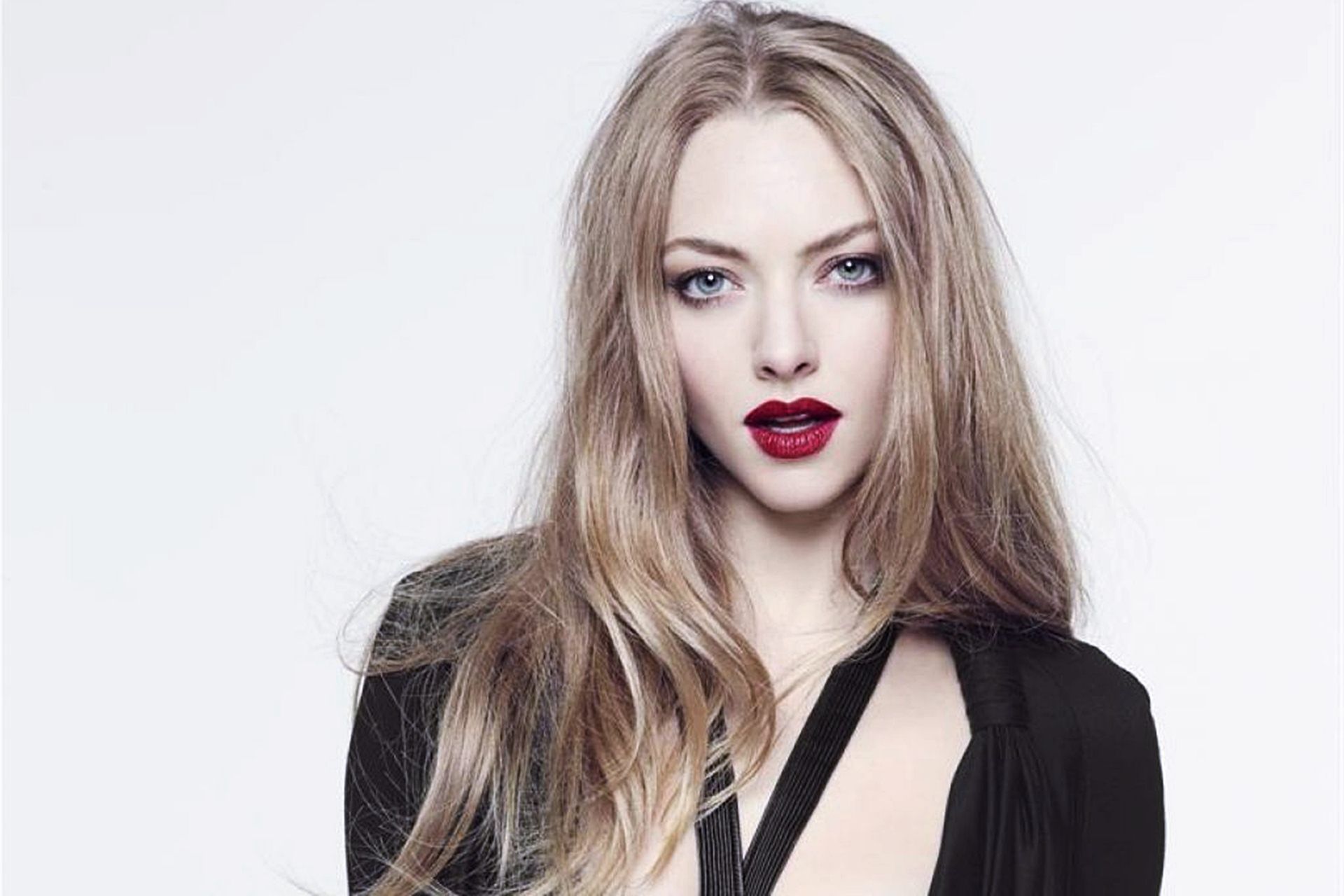 Amanda Seyfried Portrait Wallpapers