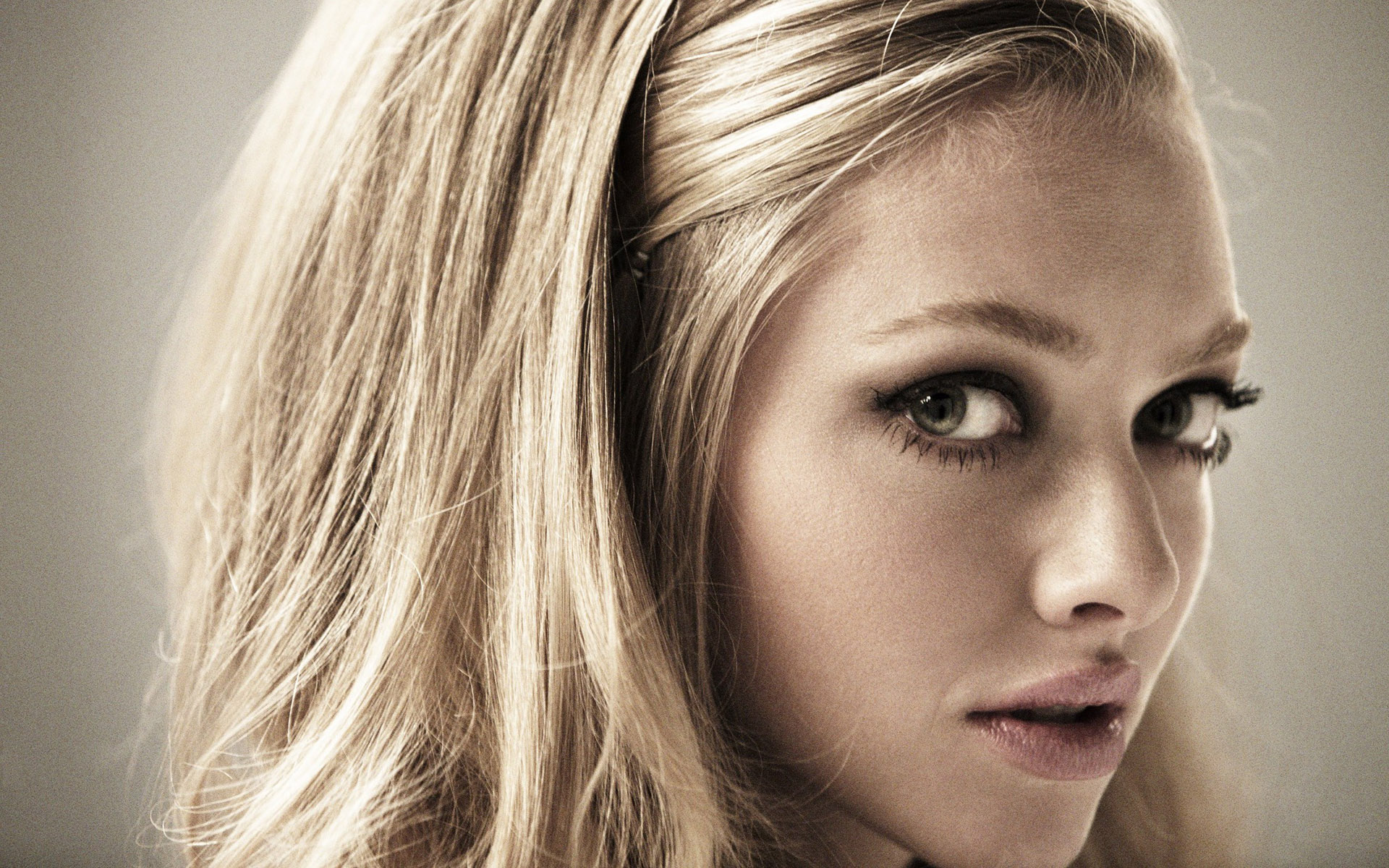 Amanda Seyfried Portrait Wallpapers