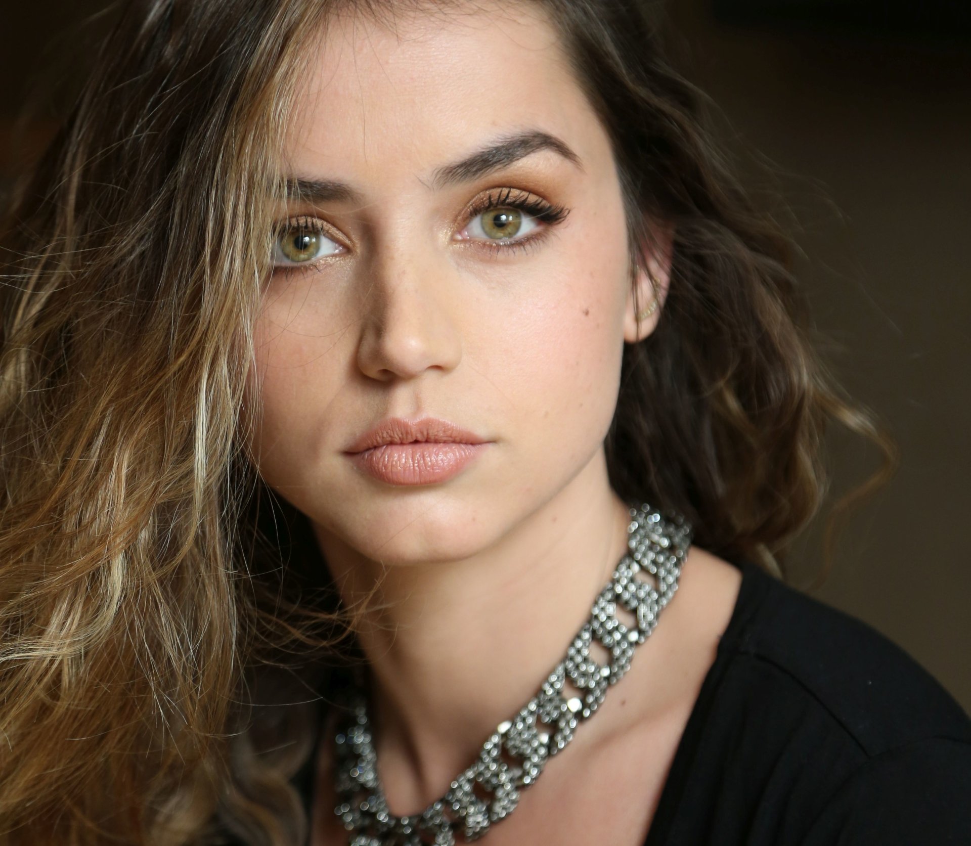 Ana de Armas Cuban Lying Down Wallpapers