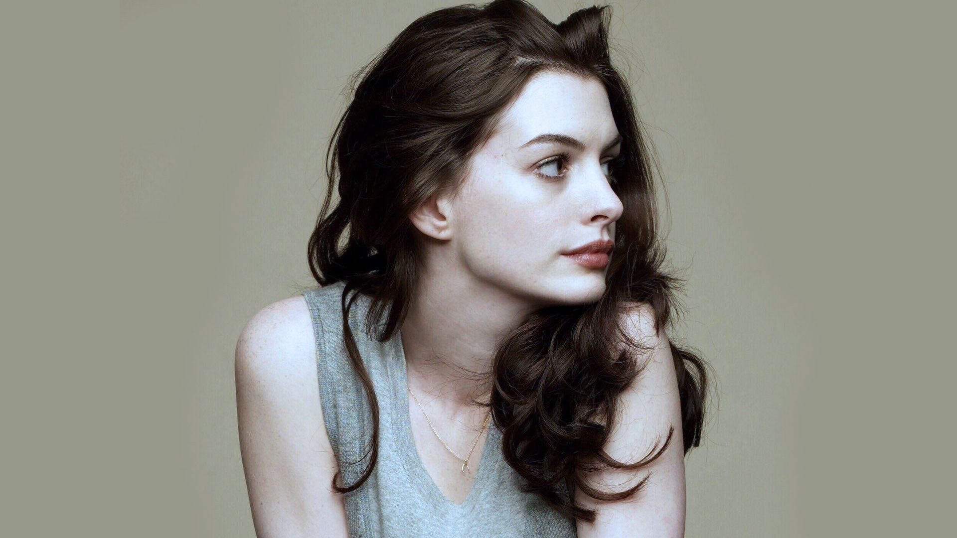 Anne Hathaway Wallpapers