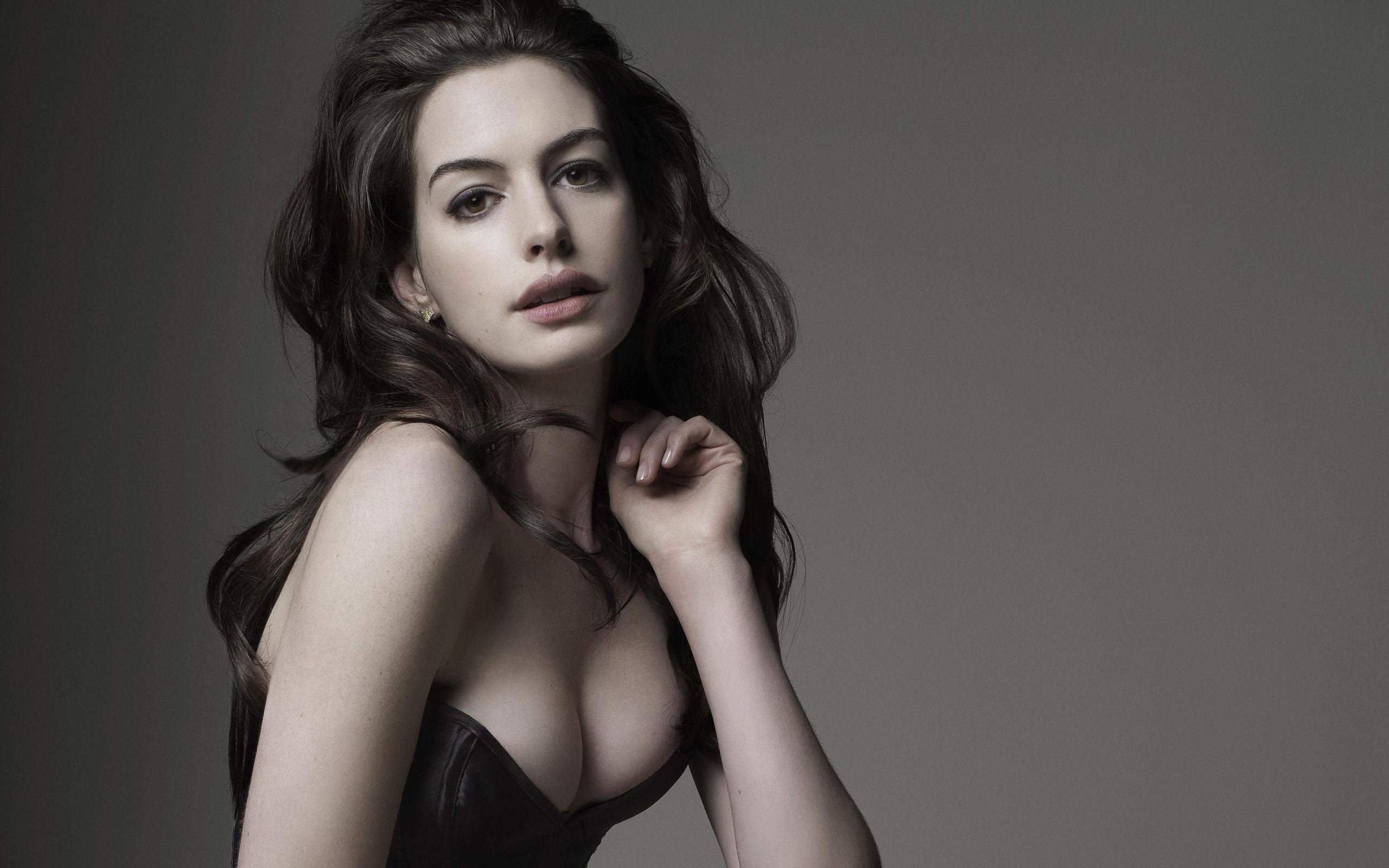 Anne Hathaway Wallpapers