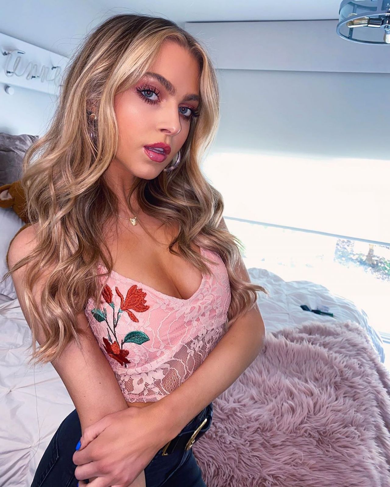 Anne Winters 2020 Wallpapers