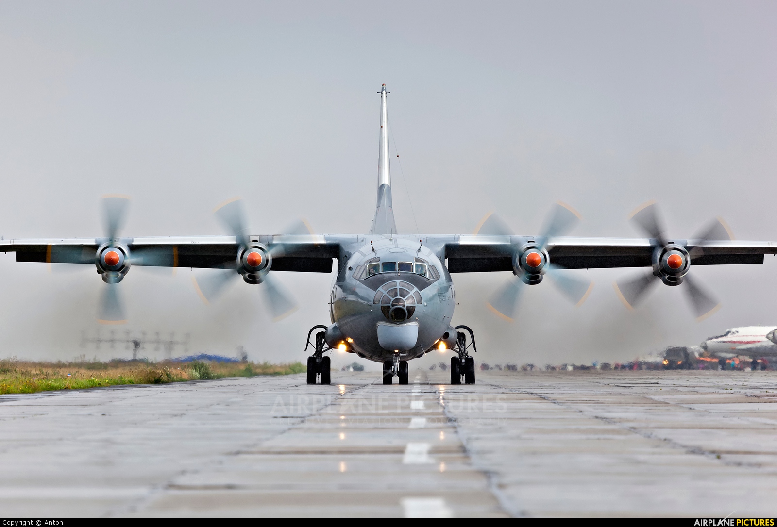 Antonov An-12 Wallpapers