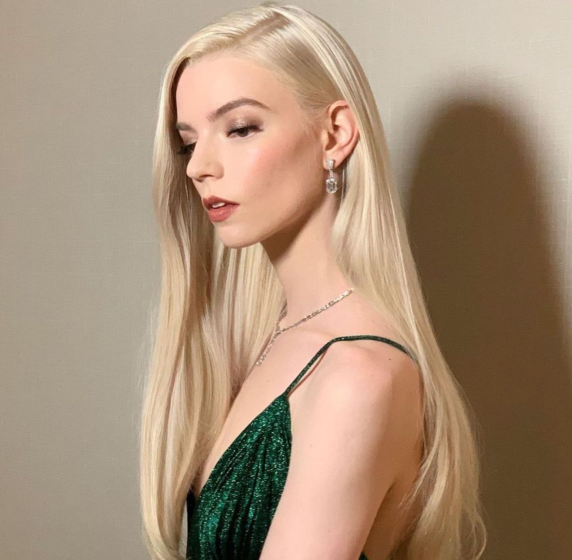 Anya Taylor-Joy Golden Globes 2021 Wallpapers