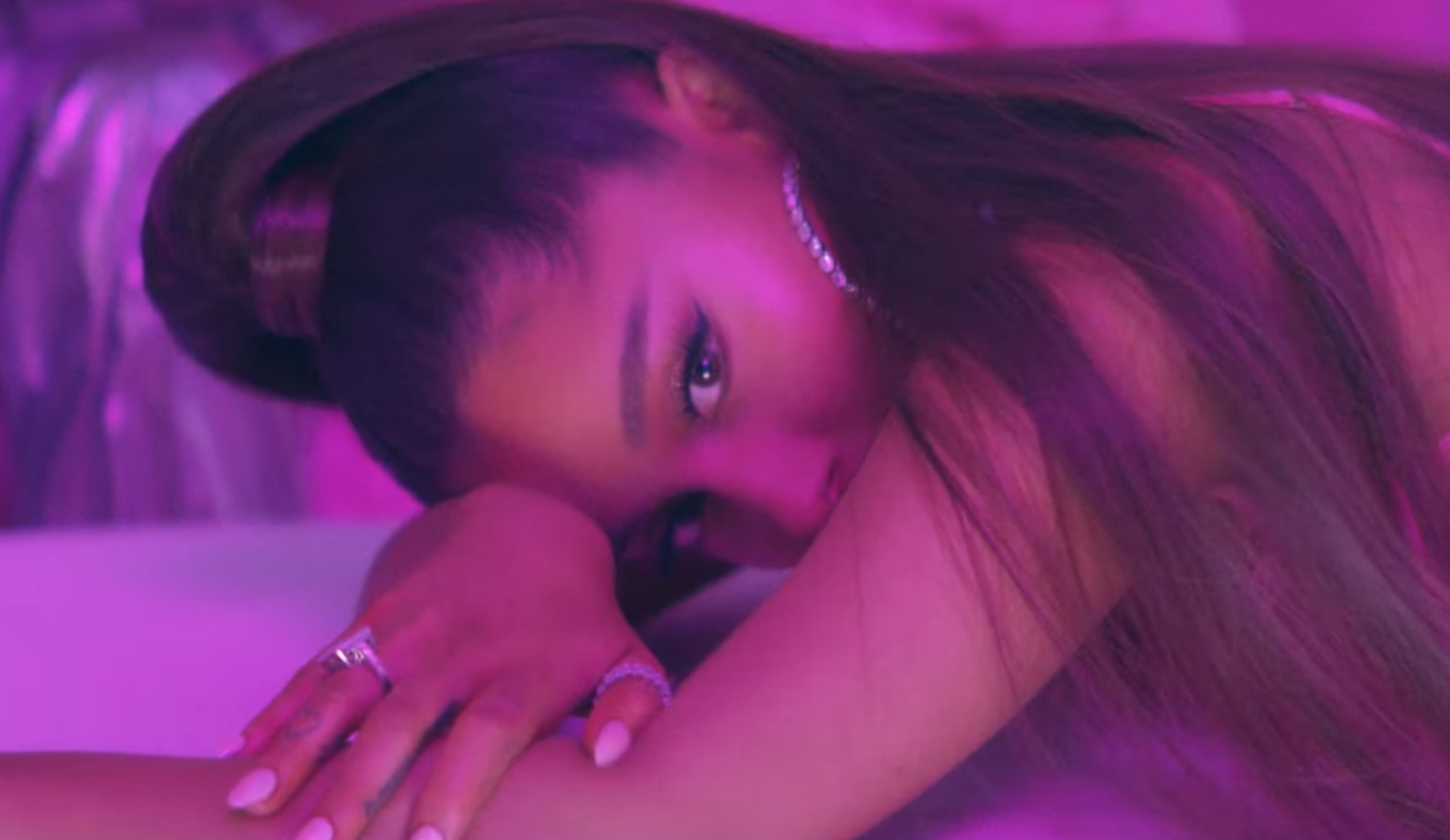 ariana grande 7 rings Wallpapers