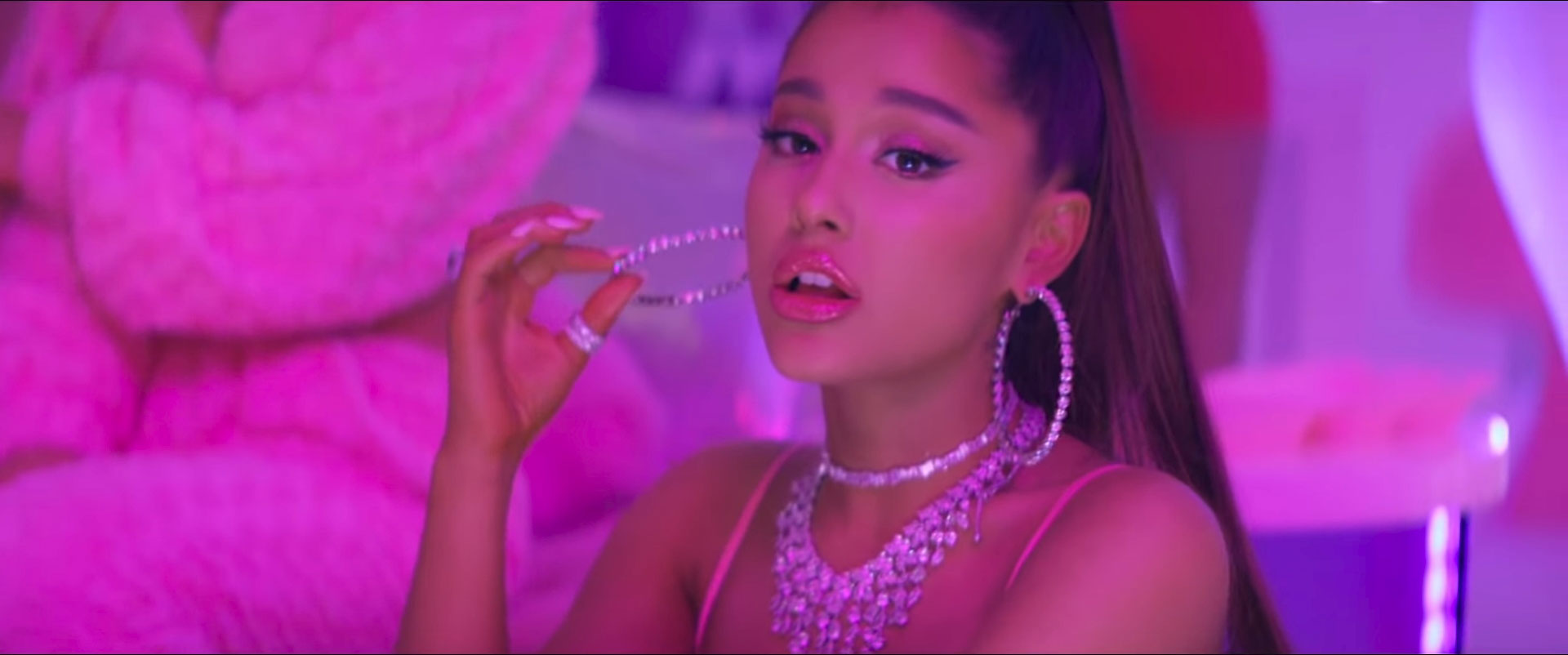 ariana grande 7 rings Wallpapers