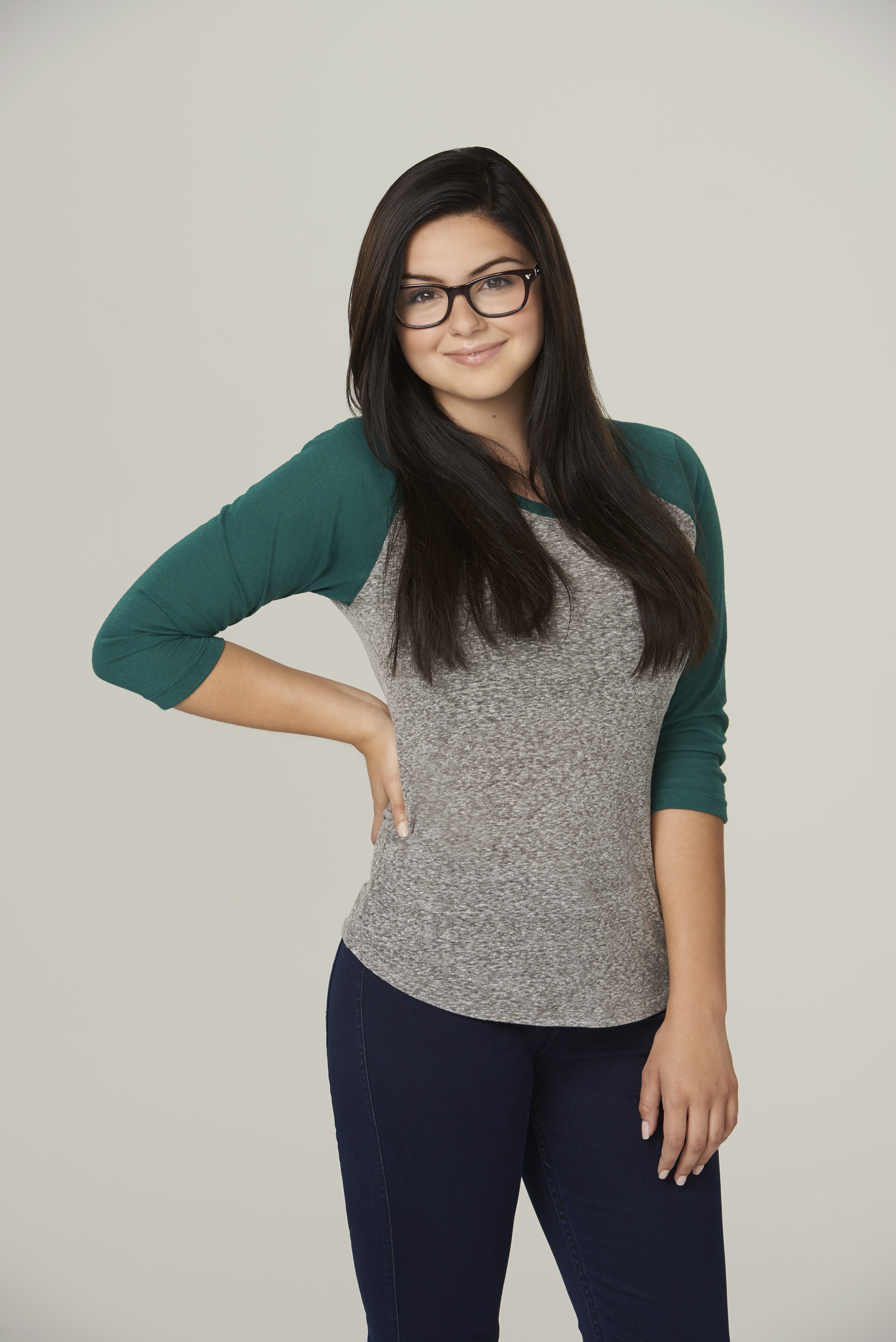 Ariel Winter Modern Family Season 10 Photoshoot Wallpapers