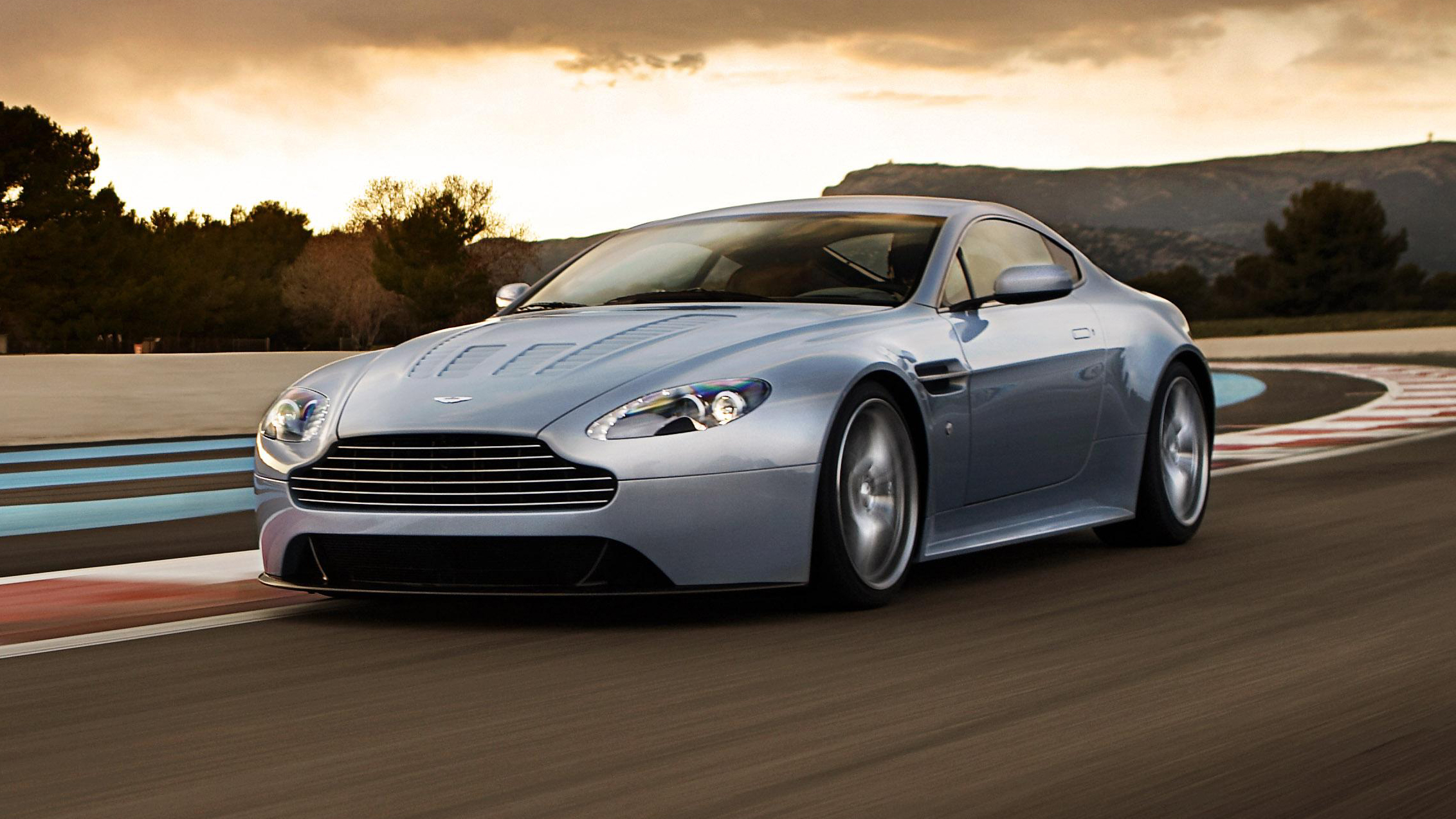 Aston Martin V12 Vantage Wallpapers