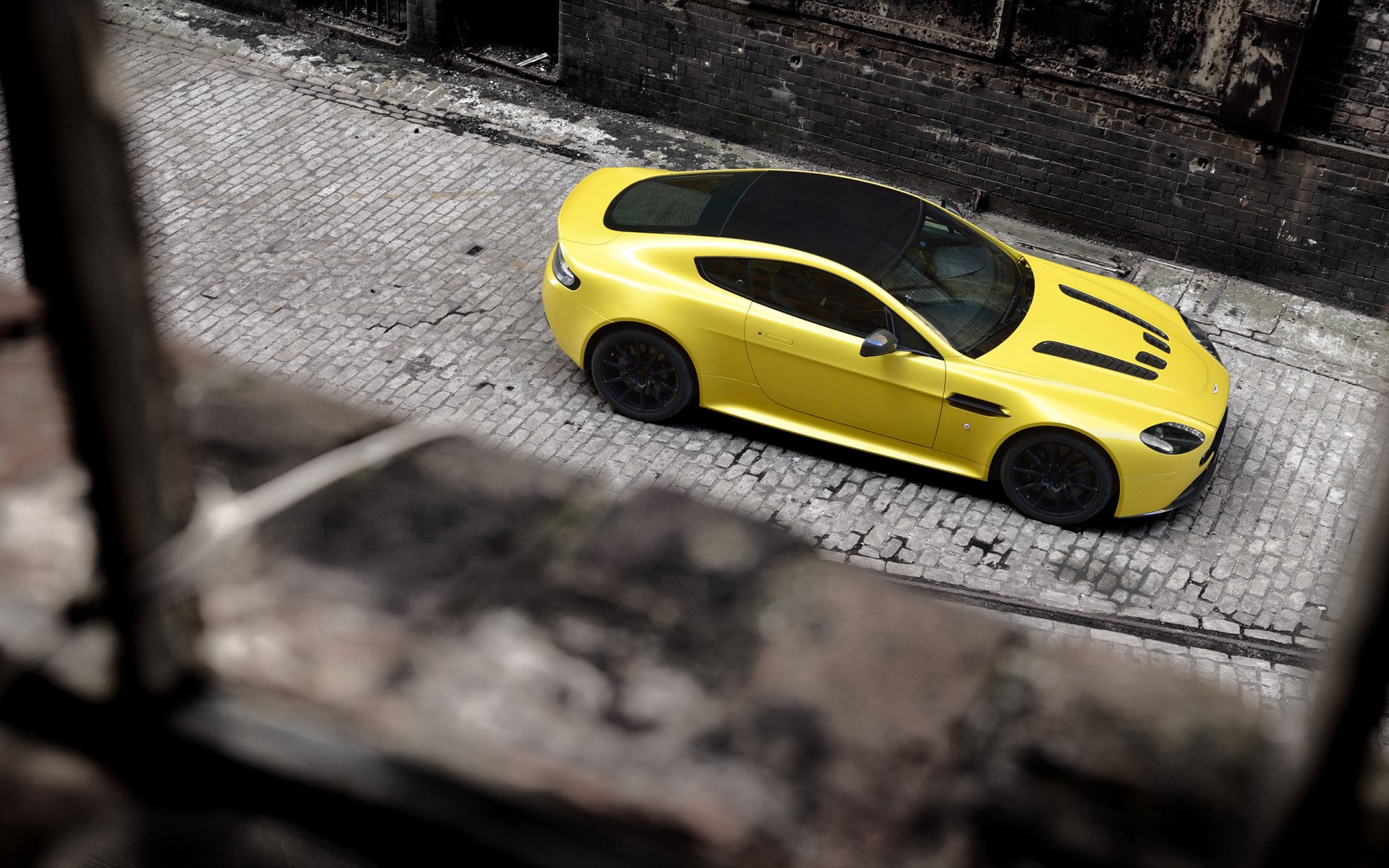 Aston Martin V12 Vantage Wallpapers