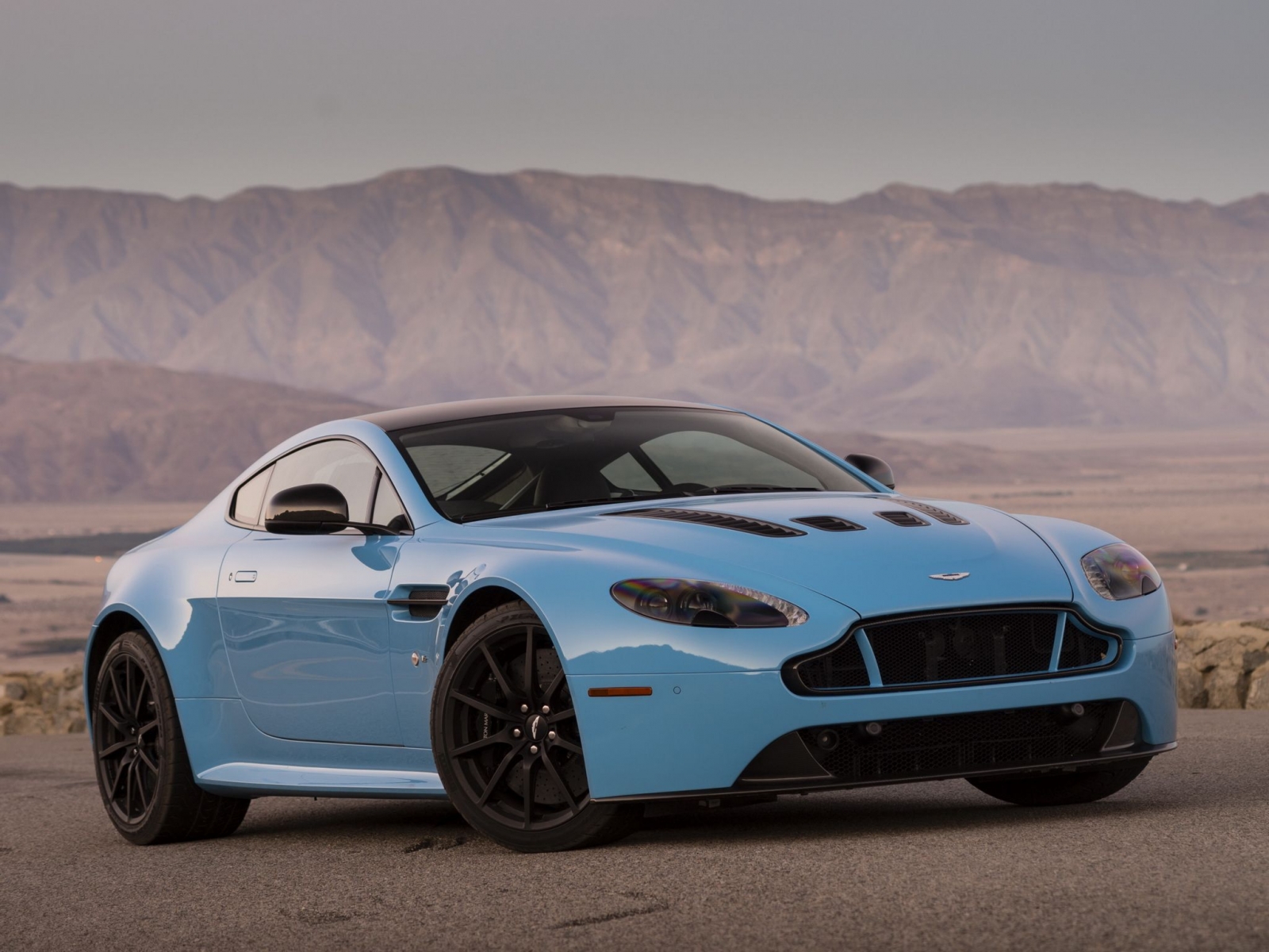 Aston Martin V8 Wallpapers