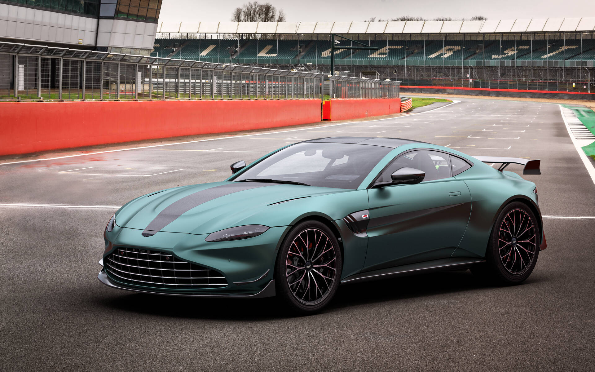 Aston Martin V8 Wallpapers