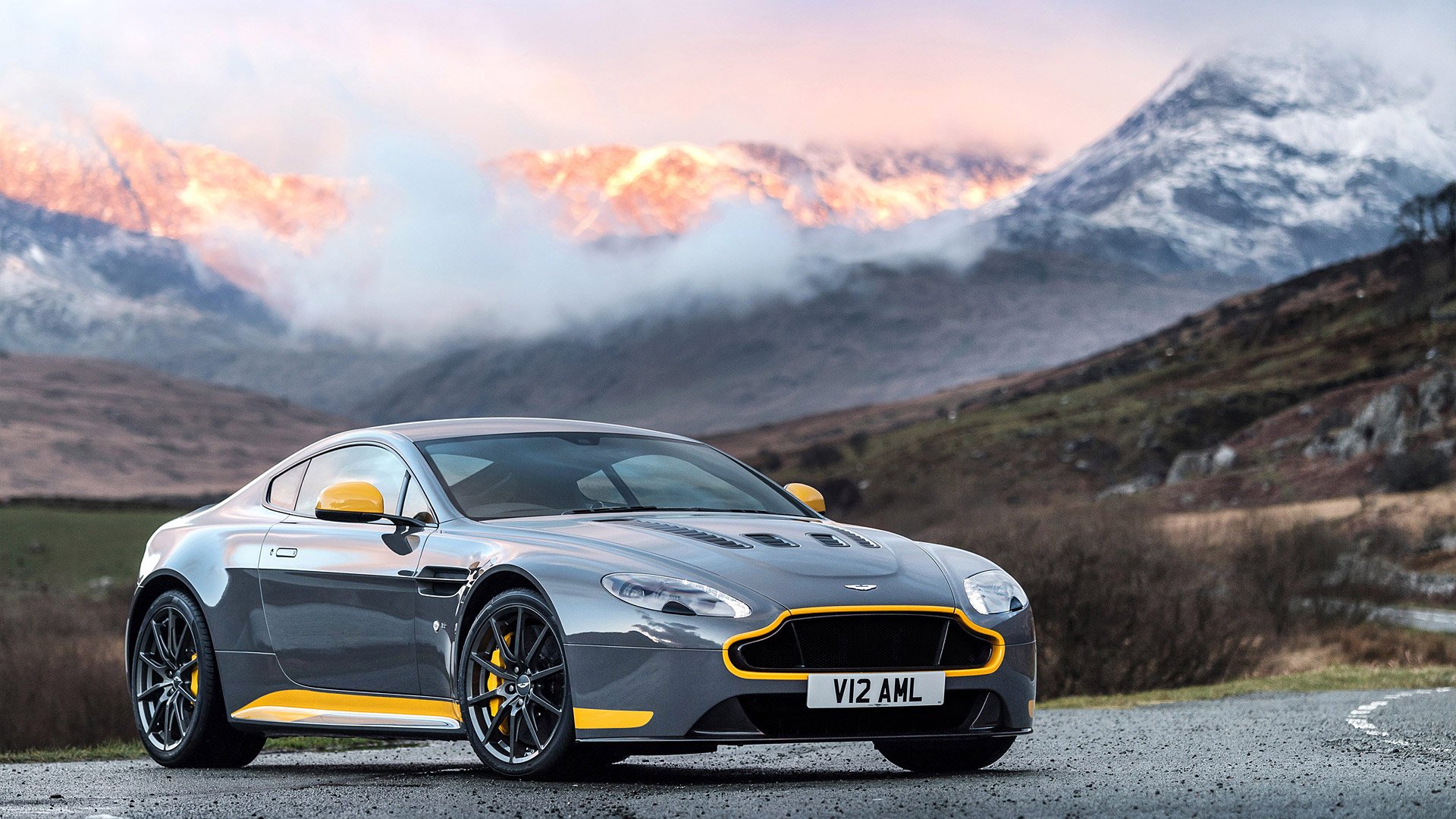 Aston Martin Vantage Wallpapers