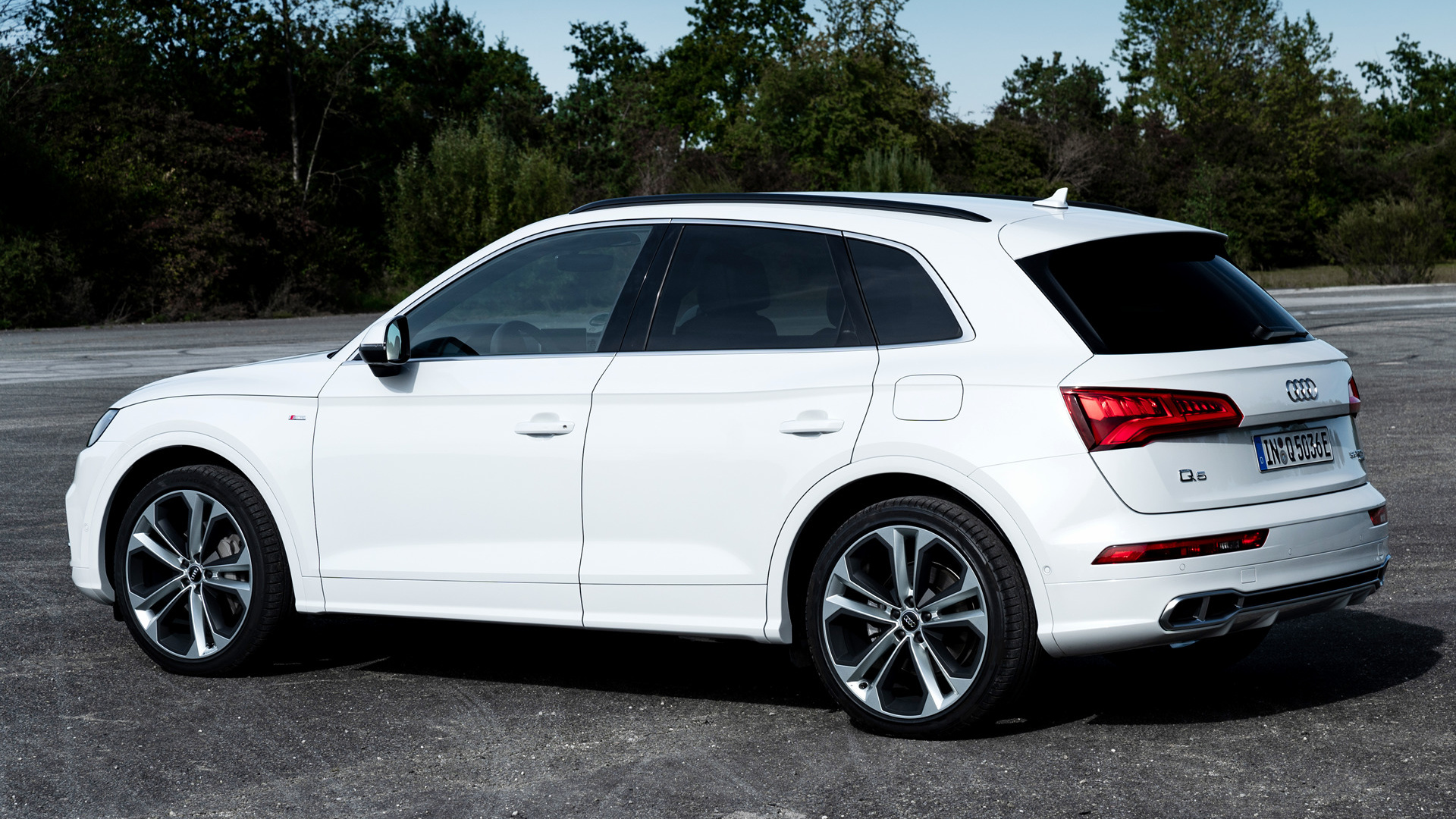 Audi Q5 Plug-In Hybrid S Line Wallpapers