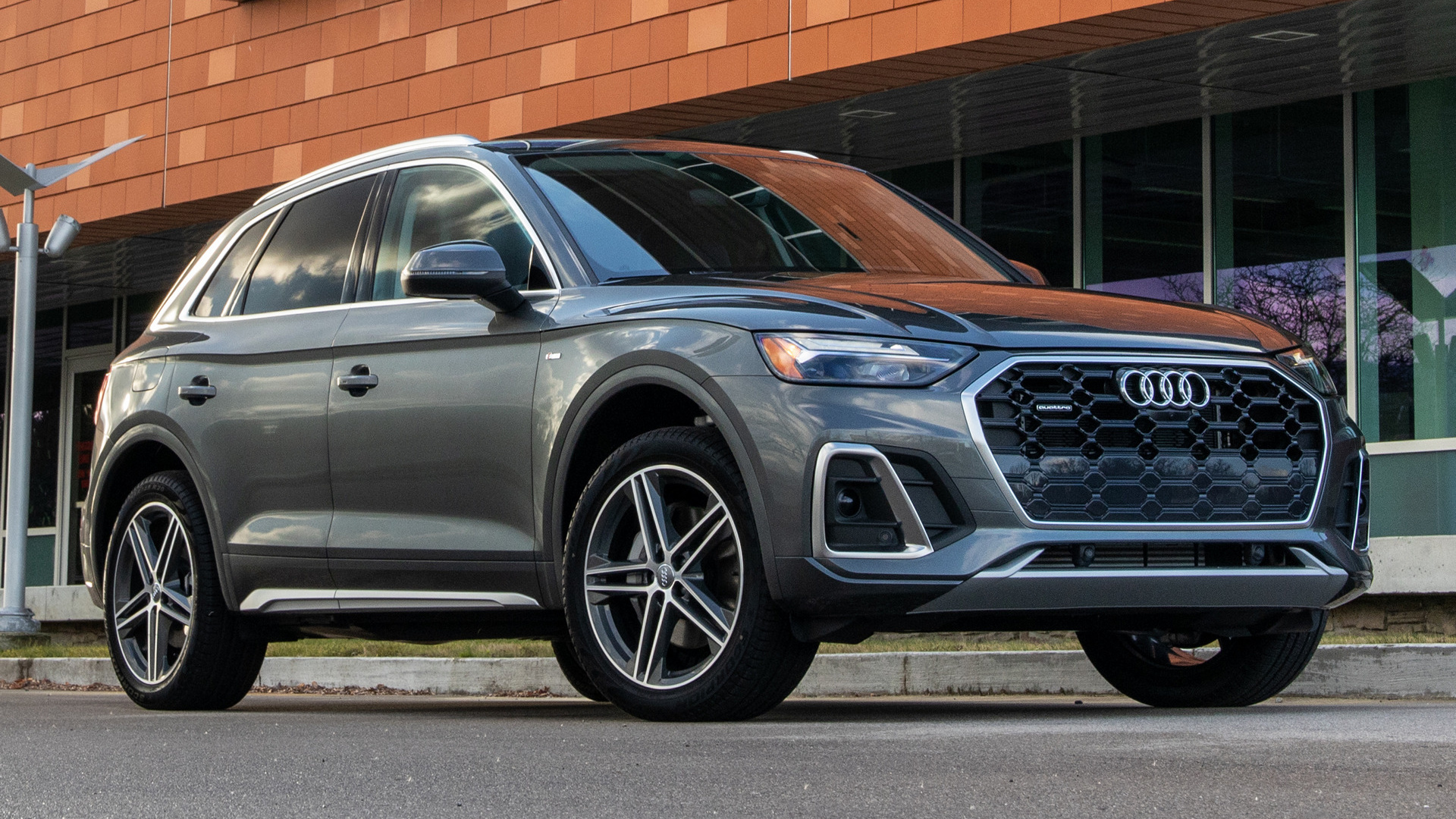 Audi Q5 Plug-In Hybrid S Line Wallpapers