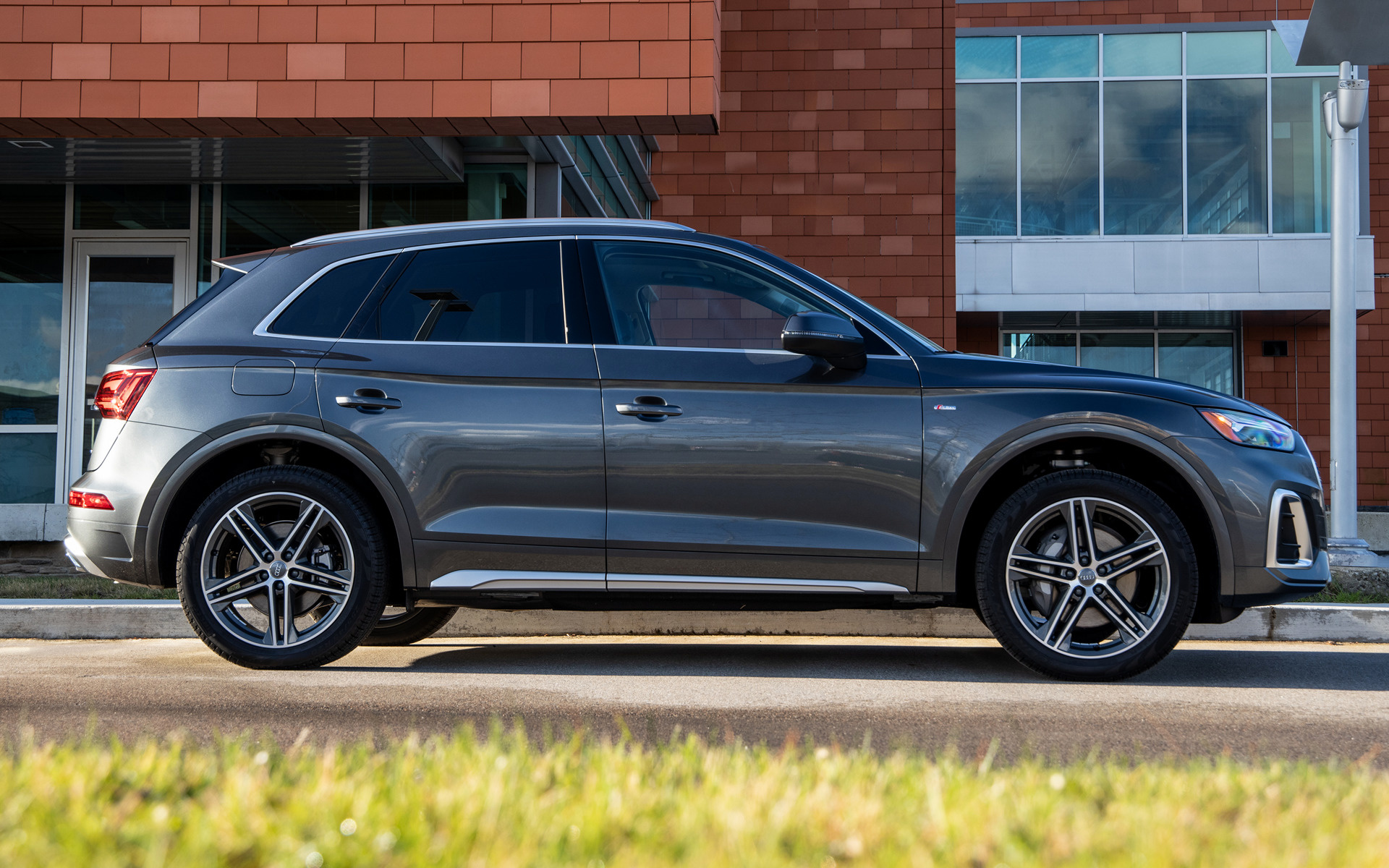 Audi Q5 Plug-In Hybrid S Line Wallpapers