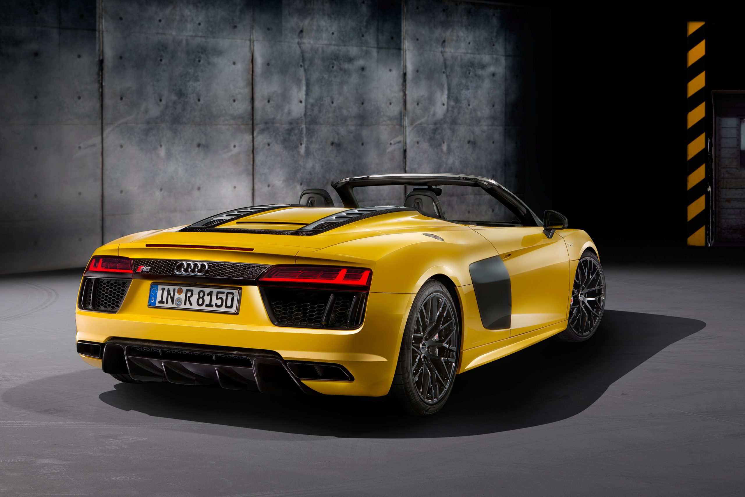 Audi R8 Spyder V10 Plus 2017 Wallpapers