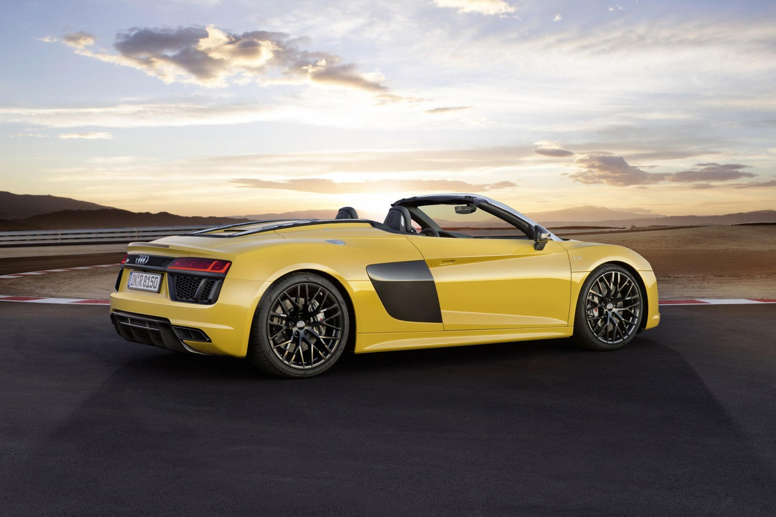 Audi R8 Spyder V10 Plus 4K Side View 2017 Wallpapers