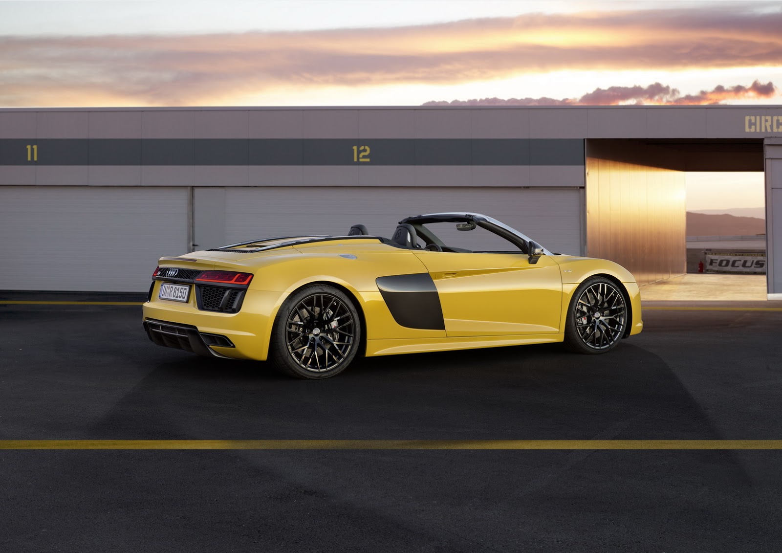 Audi R8 Spyder V10 Plus 4K Side View 2017 Wallpapers