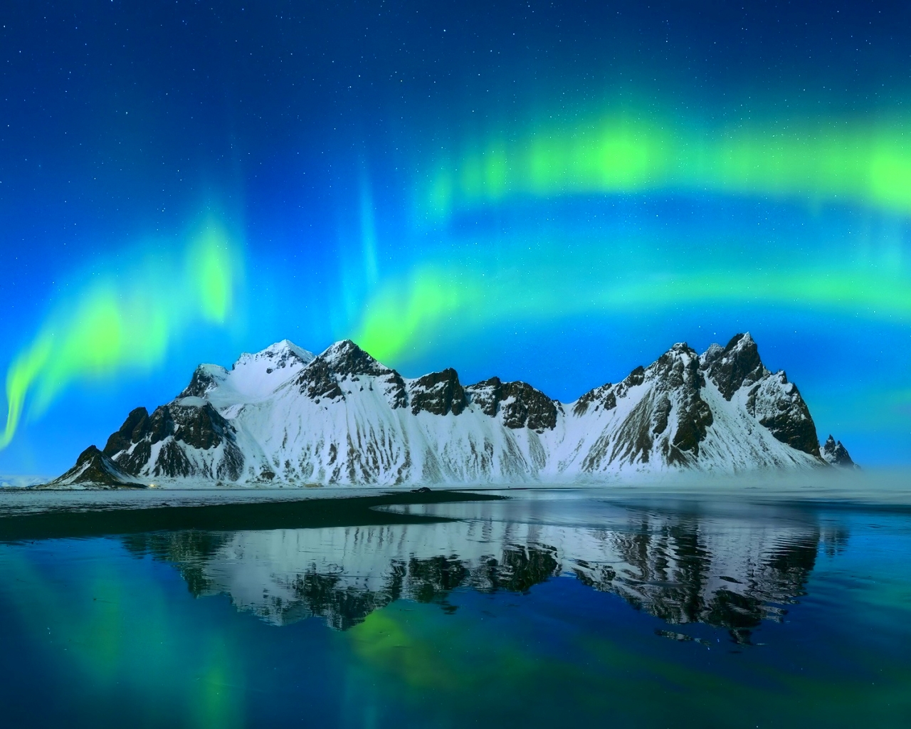 Aurora Borealis At Winter Wallpapers