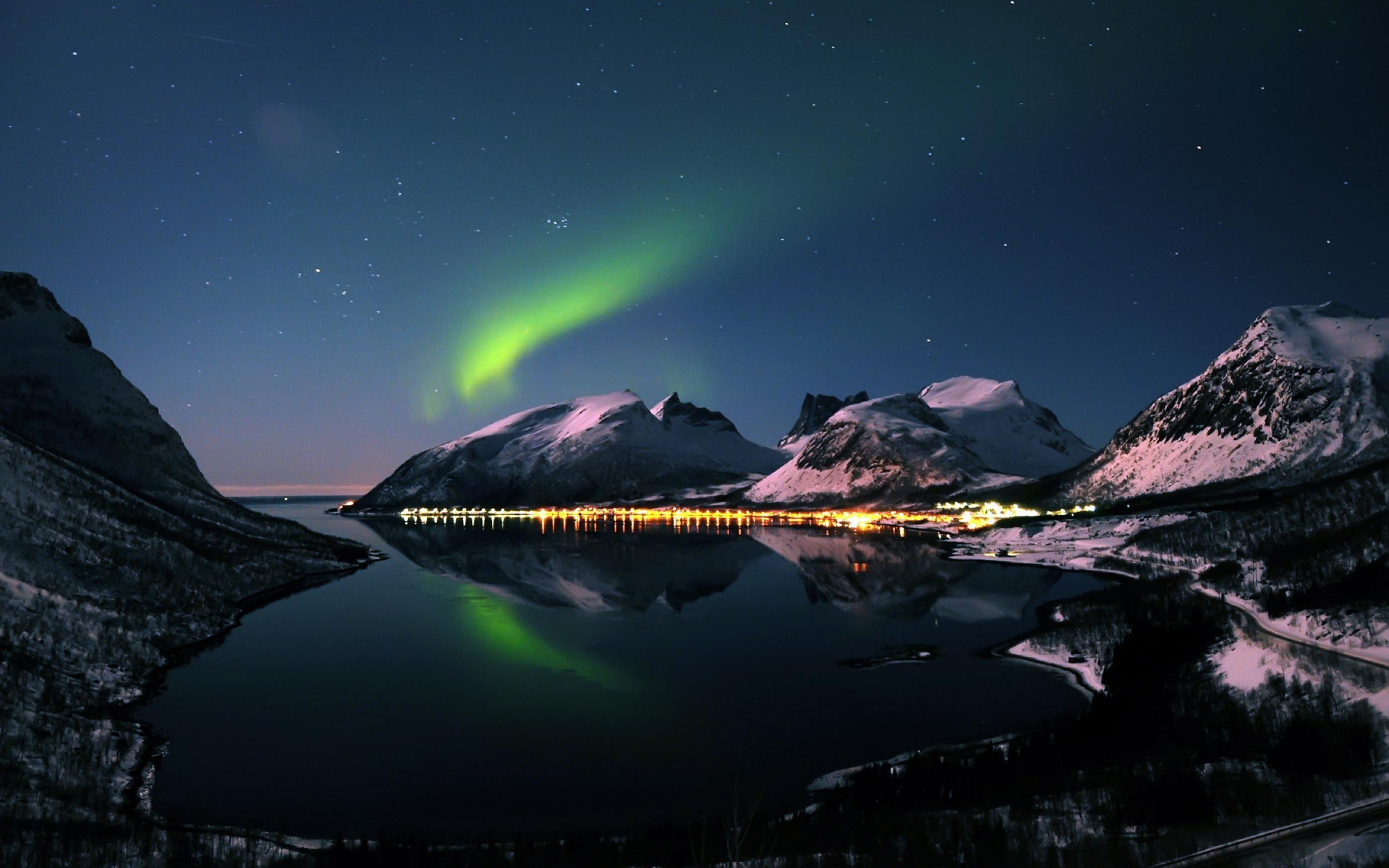 Aurora Borealis Northern Lights Over Mountain Lake Wallpapers